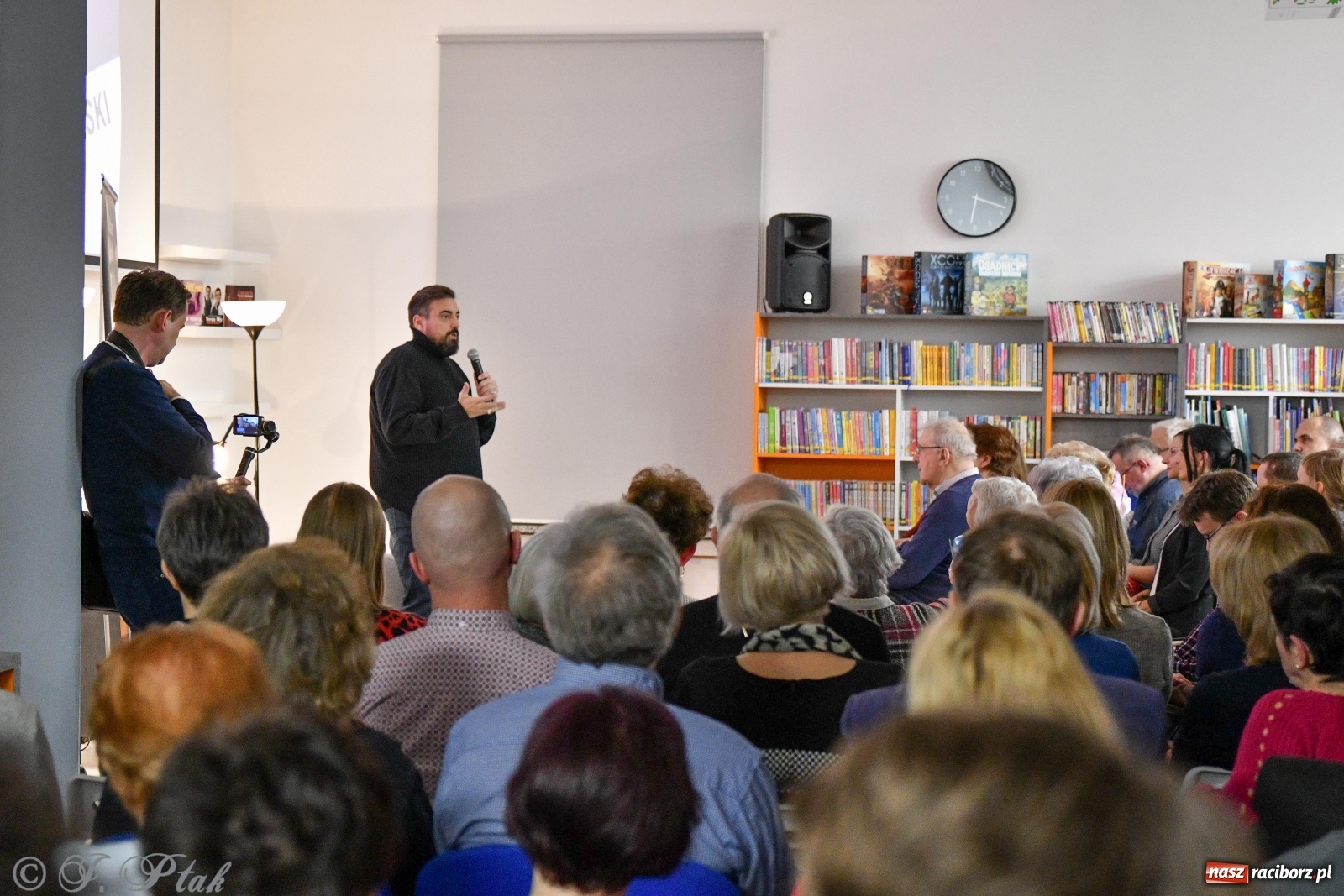 Zdjęcie w galerii na portalu naszraciborz.pl: Zabawy w chowanego. Tomasz Sekielski ściągnął w Raciborzu tłum czytelników i widzów wiadomości z regionu