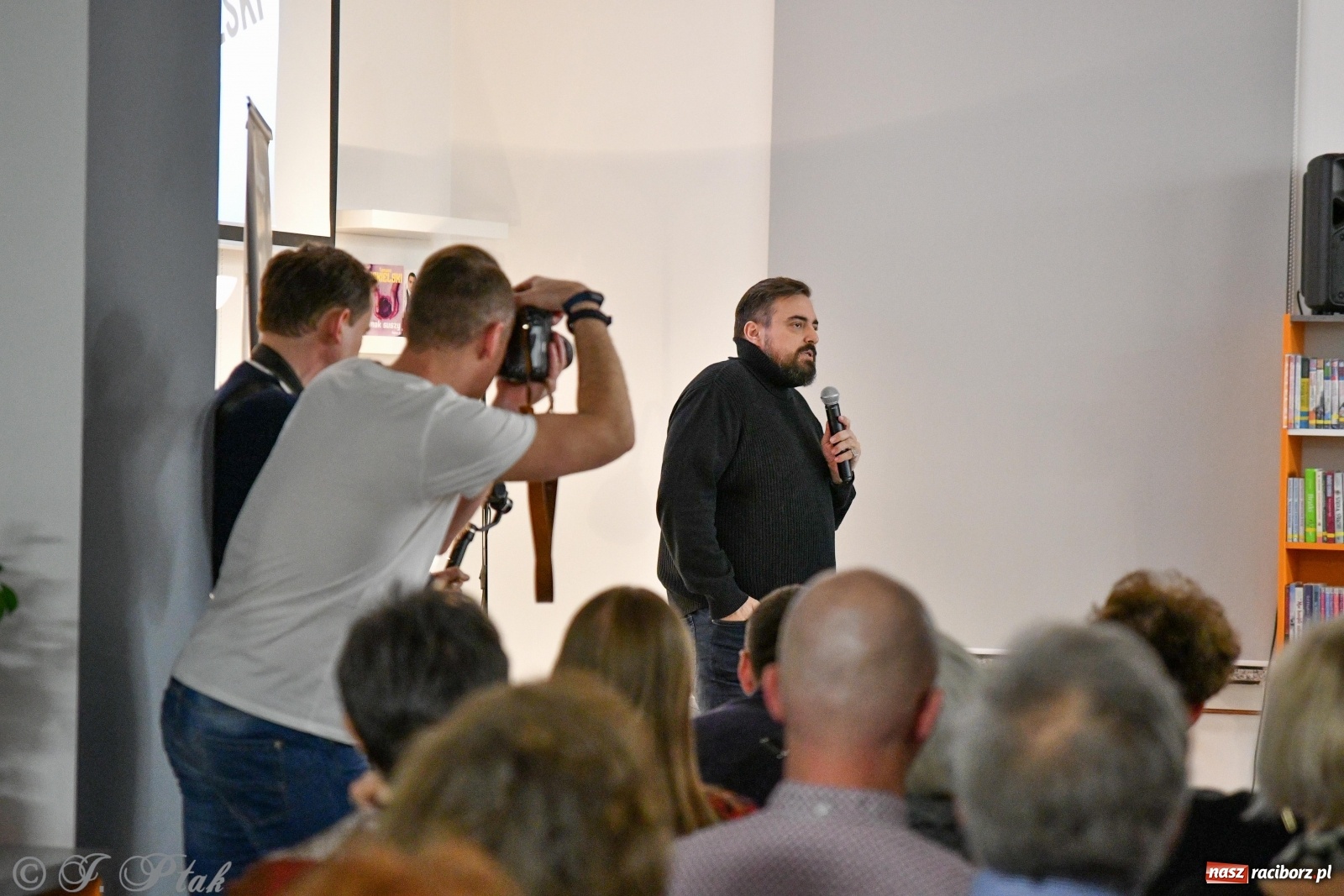 Zdjęcie w galerii na portalu naszraciborz.pl: Zabawy w chowanego. Tomasz Sekielski ściągnął w Raciborzu tłum czytelników i widzów wiadomości z regionu