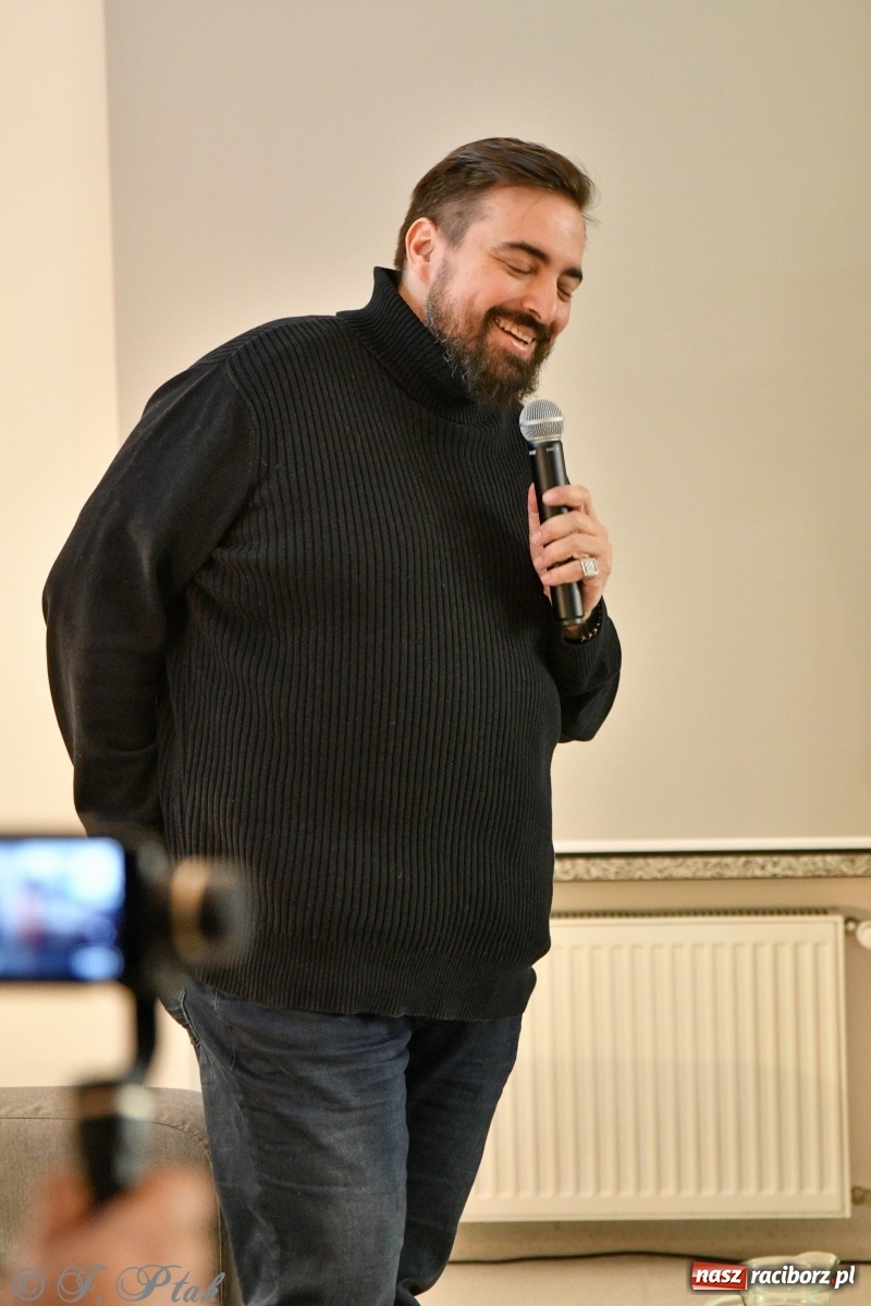 Zdjęcie w galerii na portalu naszraciborz.pl: Zabawy w chowanego. Tomasz Sekielski ściągnął w Raciborzu tłum czytelników i widzów wiadomości z regionu