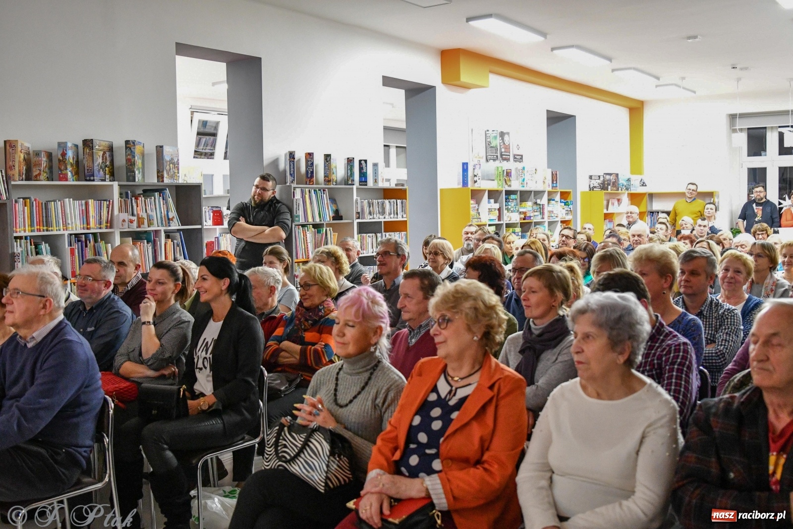 Zdjęcie w galerii na portalu naszraciborz.pl: Zabawy w chowanego. Tomasz Sekielski ściągnął w Raciborzu tłum czytelników i widzów wiadomości z regionu