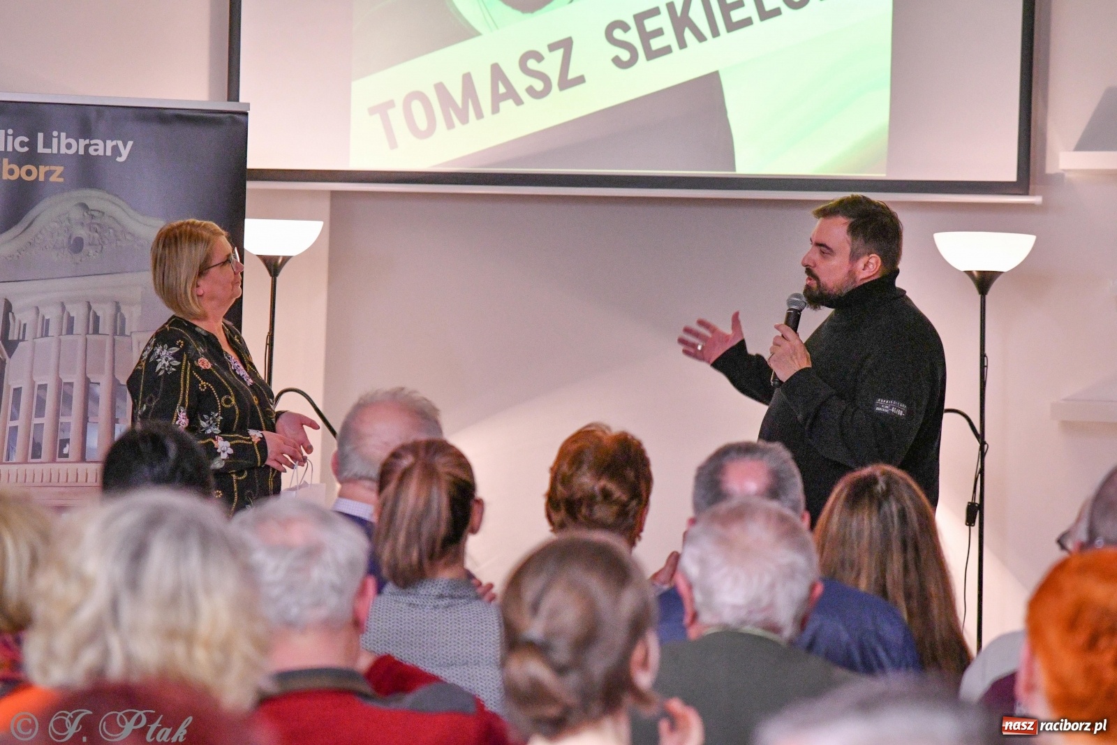 Zdjęcie w galerii na portalu naszraciborz.pl: Zabawy w chowanego. Tomasz Sekielski ściągnął w Raciborzu tłum czytelników i widzów wiadomości z regionu