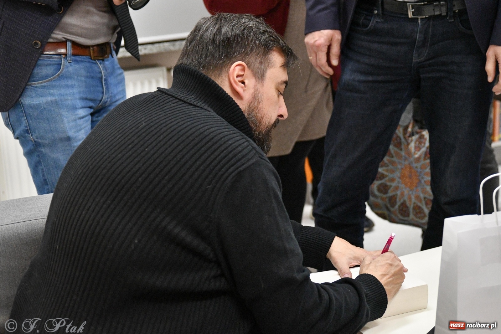 Zdjęcie w galerii na portalu naszraciborz.pl: Zabawy w chowanego. Tomasz Sekielski ściągnął w Raciborzu tłum czytelników i widzów wiadomości z regionu