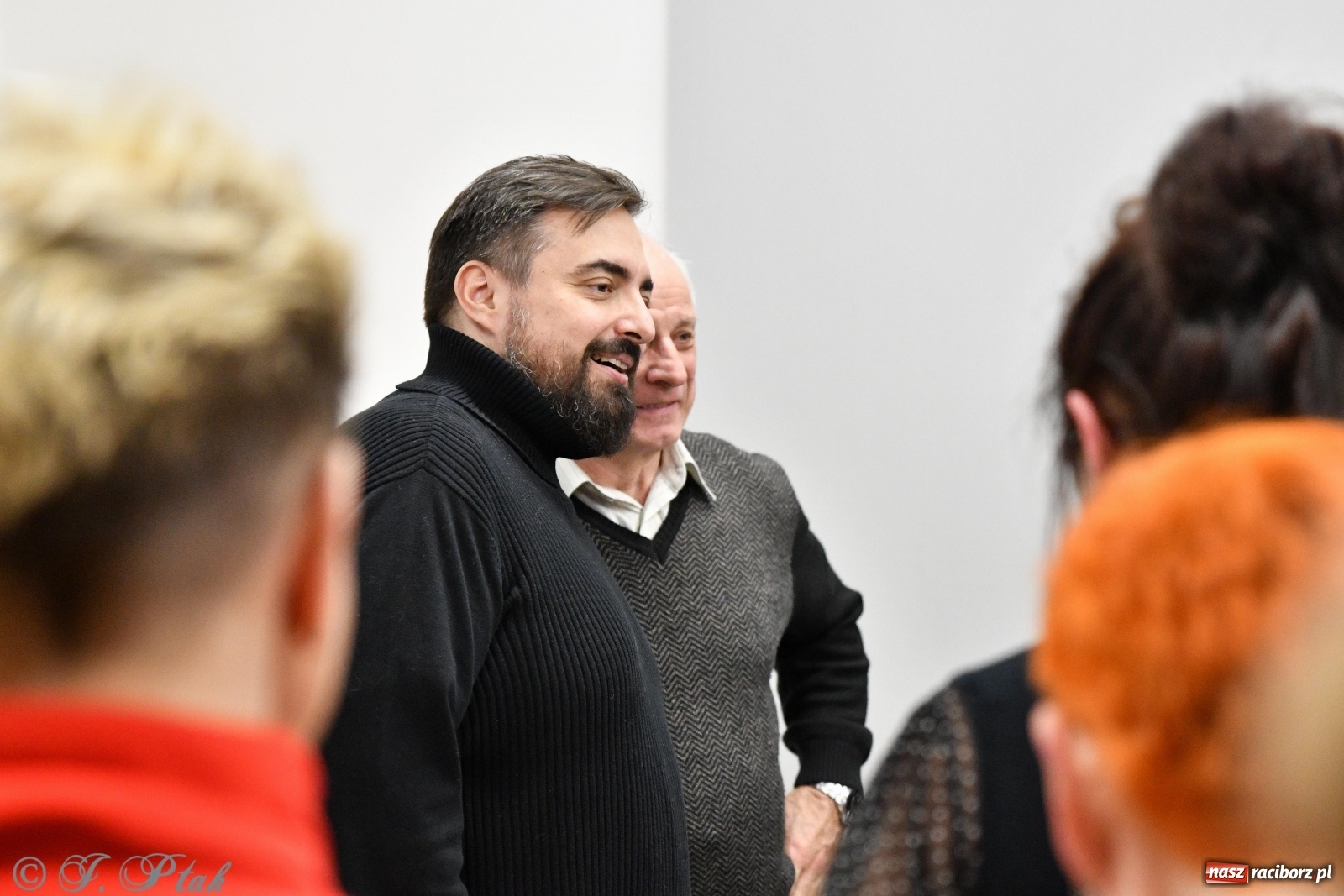 Zdjęcie w galerii na portalu naszraciborz.pl: Zabawy w chowanego. Tomasz Sekielski ściągnął w Raciborzu tłum czytelników i widzów wiadomości z regionu