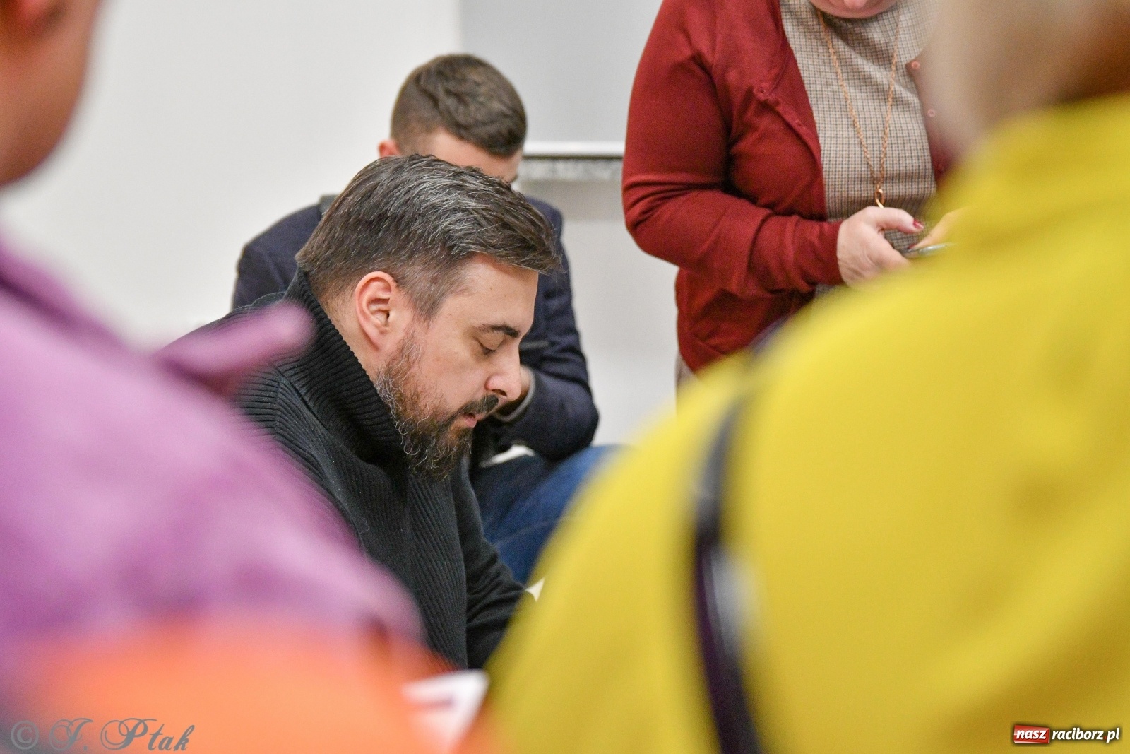 Zdjęcie w galerii na portalu naszraciborz.pl: Zabawy w chowanego. Tomasz Sekielski ściągnął w Raciborzu tłum czytelników i widzów wiadomości z regionu