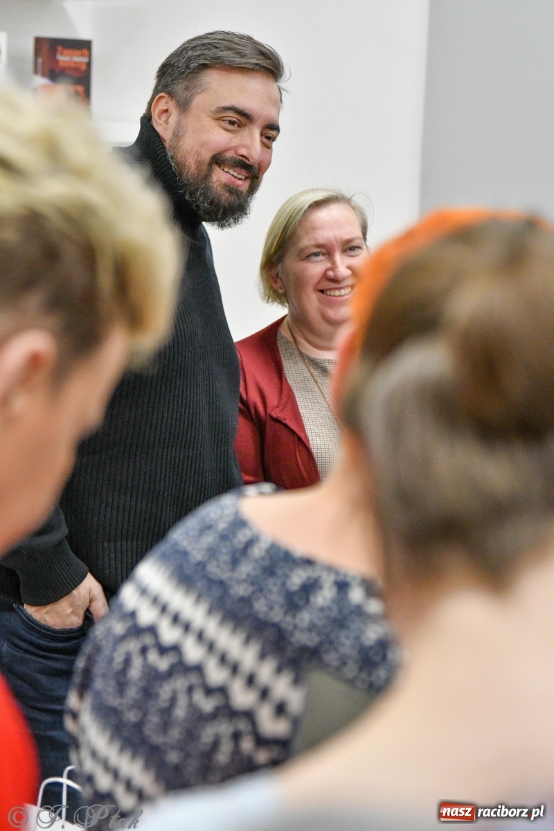 Zdjęcie w galerii na portalu naszraciborz.pl: Zabawy w chowanego. Tomasz Sekielski ściągnął w Raciborzu tłum czytelników i widzów wiadomości z regionu