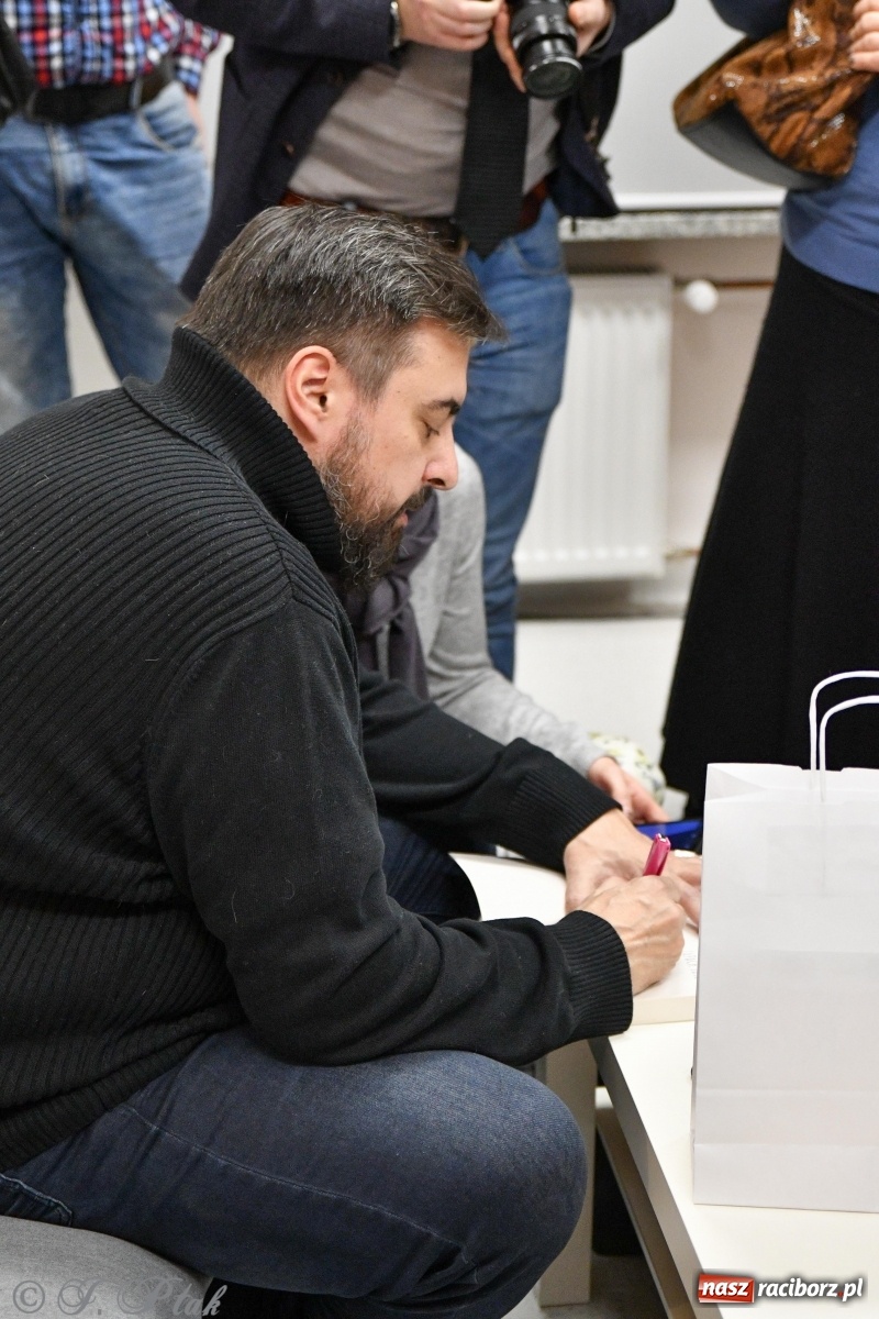 Zdjęcie w galerii na portalu naszraciborz.pl: Zabawy w chowanego. Tomasz Sekielski ściągnął w Raciborzu tłum czytelników i widzów wiadomości z regionu