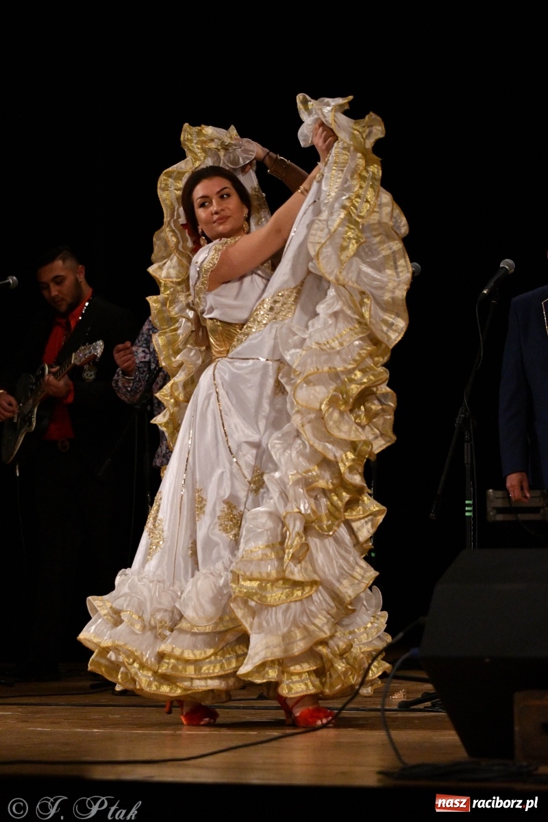Zdjęcie w galerii na portalu naszraciborz.pl: Don Vasyl & Gwiazdy Cygańskiej Pieśni w Raciborzu  wiadomości z regionu
