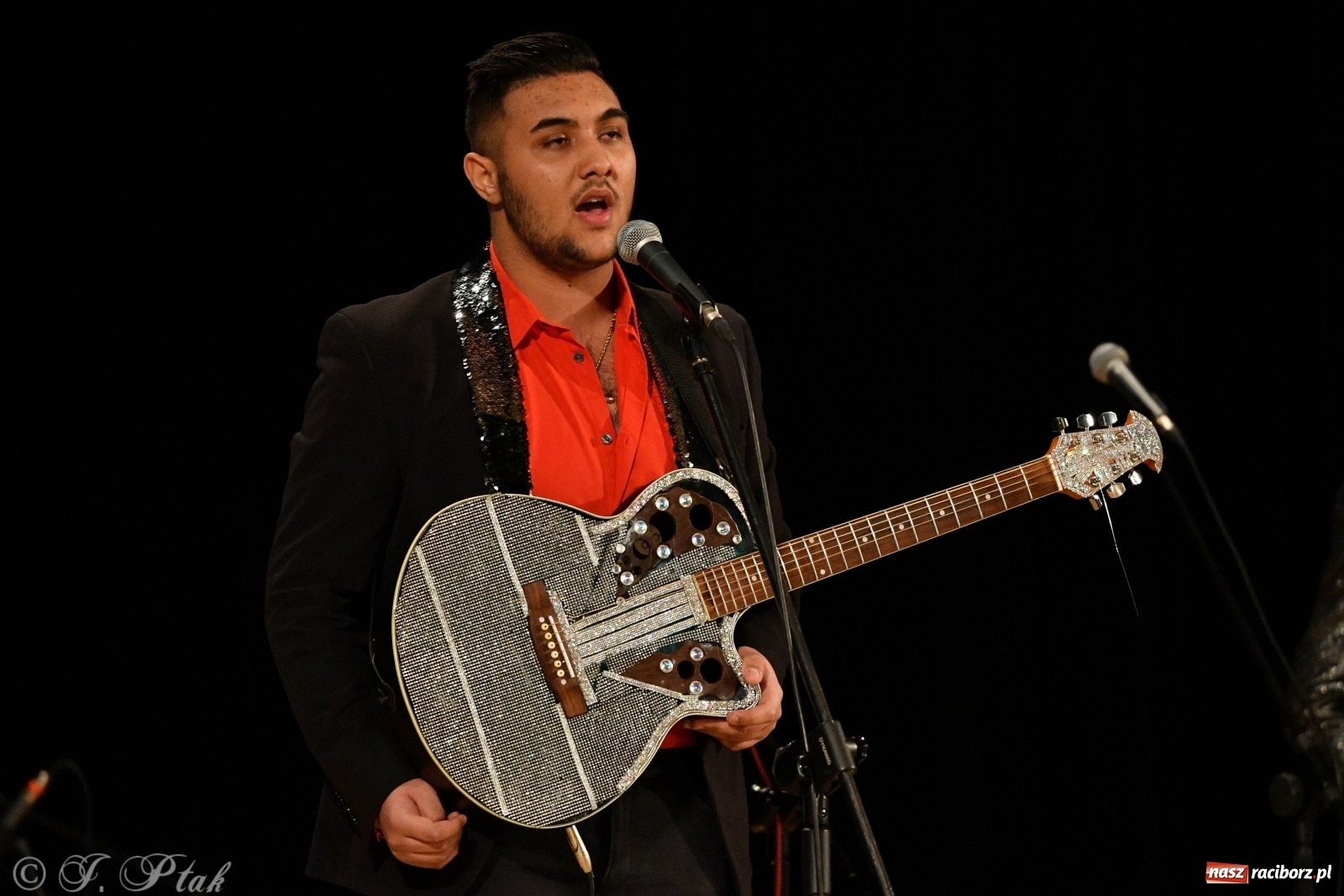 Zdjęcie w galerii na portalu naszraciborz.pl: Don Vasyl & Gwiazdy Cygańskiej Pieśni w Raciborzu  wiadomości z regionu