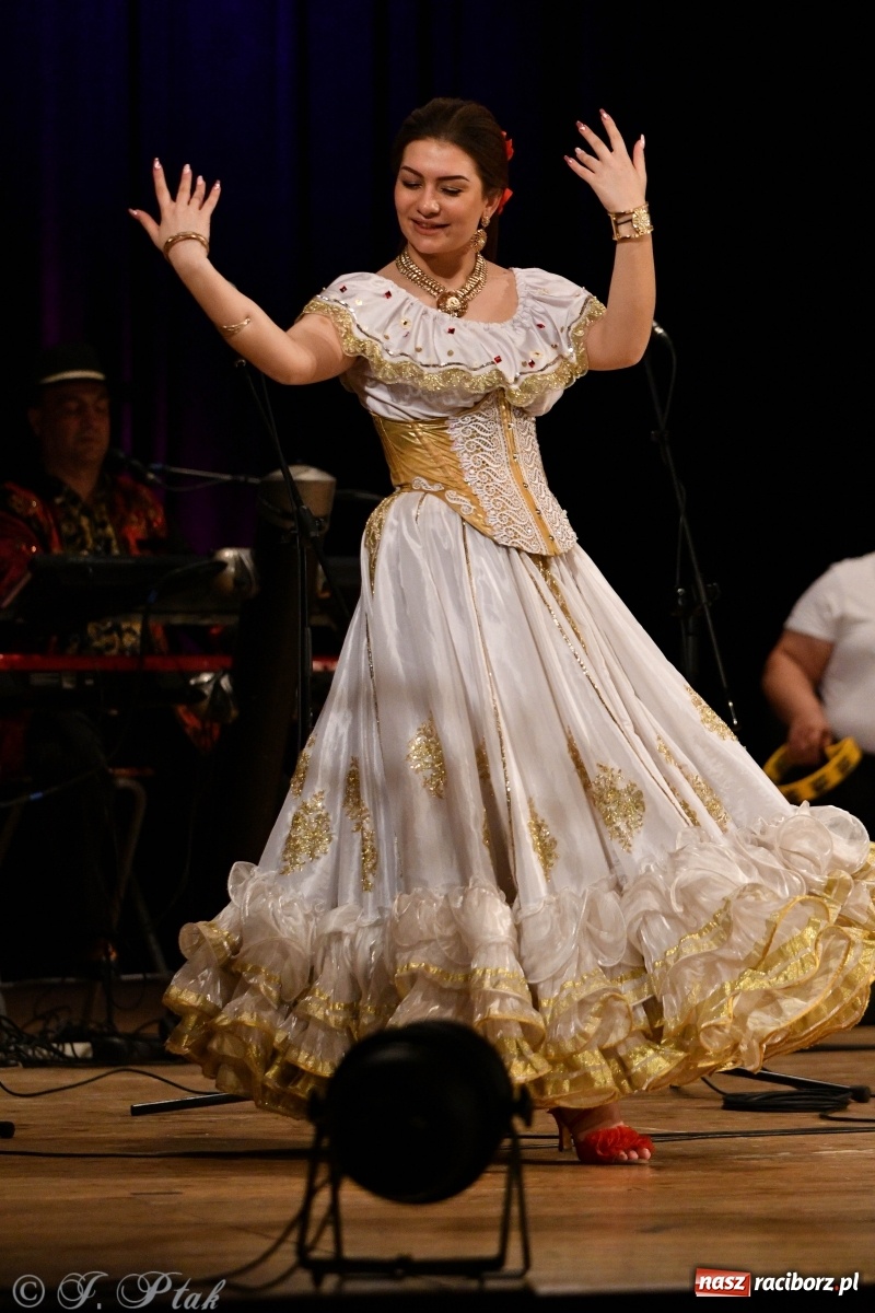 Zdjęcie w galerii na portalu naszraciborz.pl: Don Vasyl & Gwiazdy Cygańskiej Pieśni w Raciborzu  wiadomości z regionu