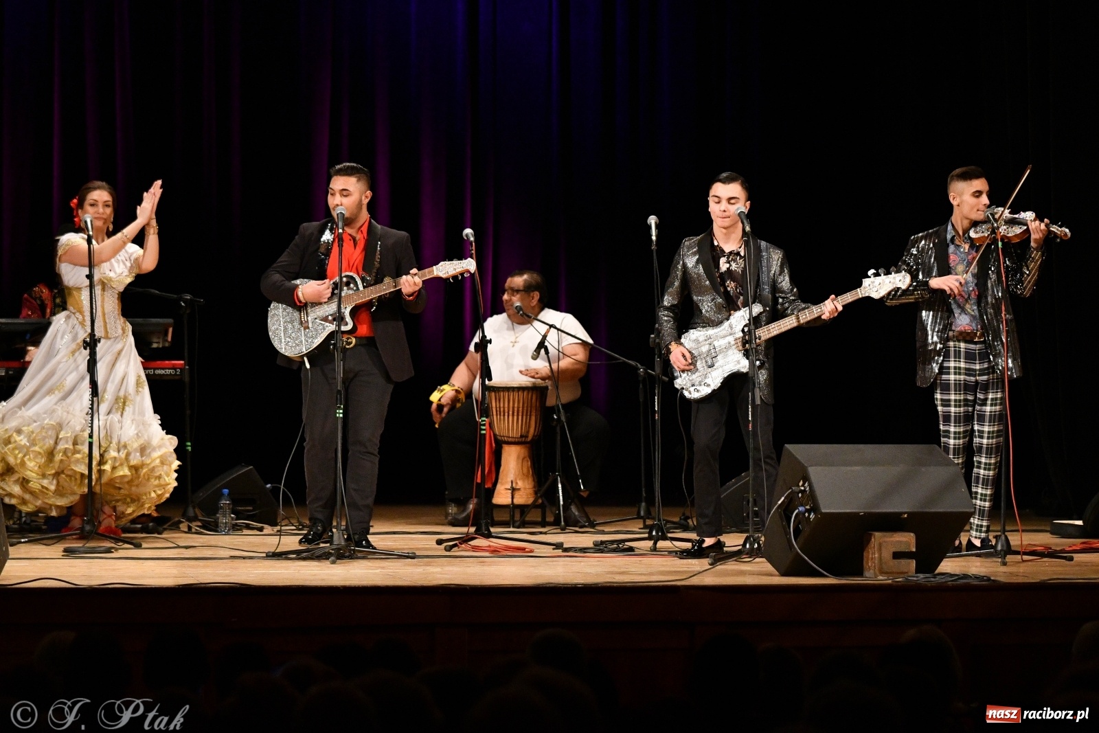 Zdjęcie w galerii na portalu naszraciborz.pl: Don Vasyl & Gwiazdy Cygańskiej Pieśni w Raciborzu  wiadomości z regionu