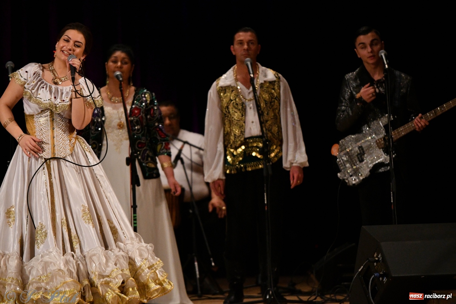 Zdjęcie w galerii na portalu naszraciborz.pl: Don Vasyl & Gwiazdy Cygańskiej Pieśni w Raciborzu  wiadomości z regionu