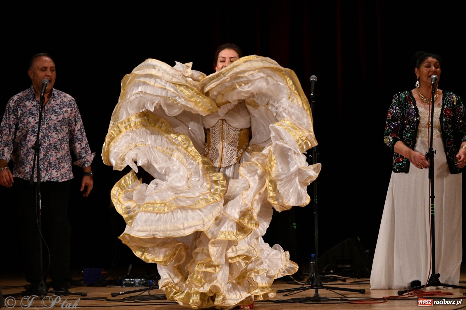 Zdjęcie w galerii na portalu naszraciborz.pl: Don Vasyl & Gwiazdy Cygańskiej Pieśni w Raciborzu  wiadomości z regionu