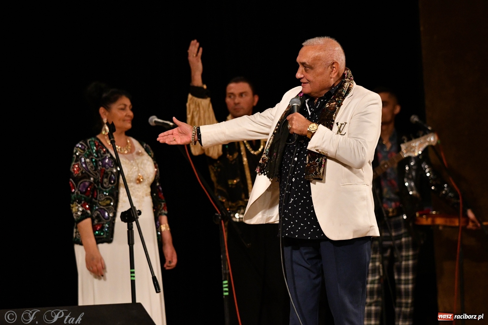 Zdjęcie w galerii na portalu naszraciborz.pl: Don Vasyl & Gwiazdy Cygańskiej Pieśni w Raciborzu  wiadomości z regionu