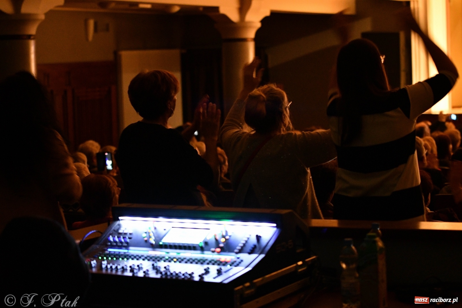 Zdjęcie w galerii na portalu naszraciborz.pl: Don Vasyl & Gwiazdy Cygańskiej Pieśni w Raciborzu  wiadomości z regionu