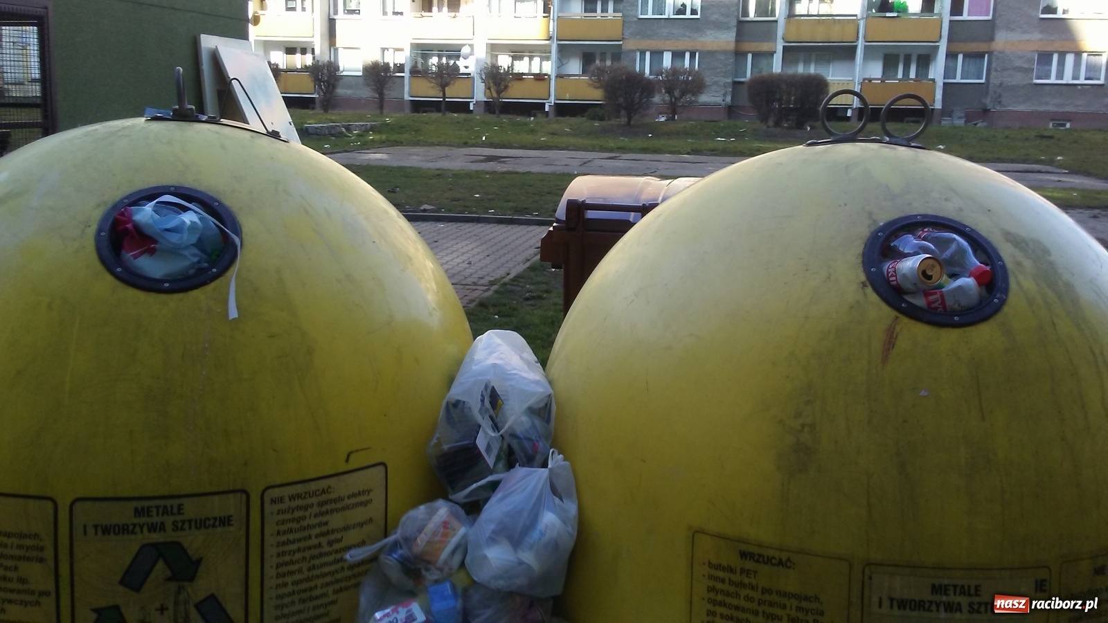 Zdjęcie w galerii na portalu naszraciborz.pl: Niedzielny widok z Katowickiej. System gospodarki odpadami w Raciborzu poważnie szwankuje  wiadomości z regionu