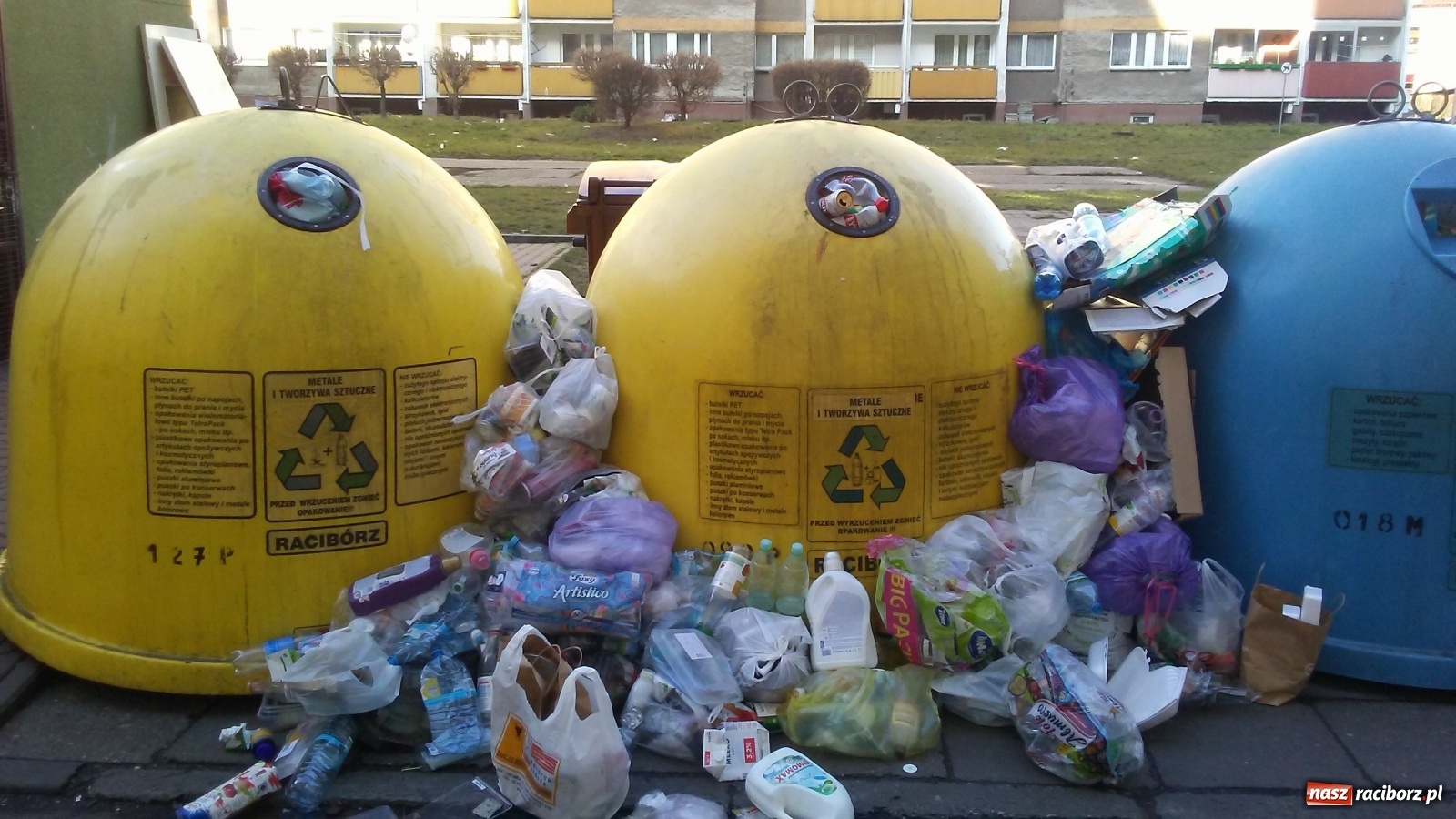 Zdjęcie w galerii na portalu naszraciborz.pl: Niedzielny widok z Katowickiej. System gospodarki odpadami w Raciborzu poważnie szwankuje  wiadomości z regionu