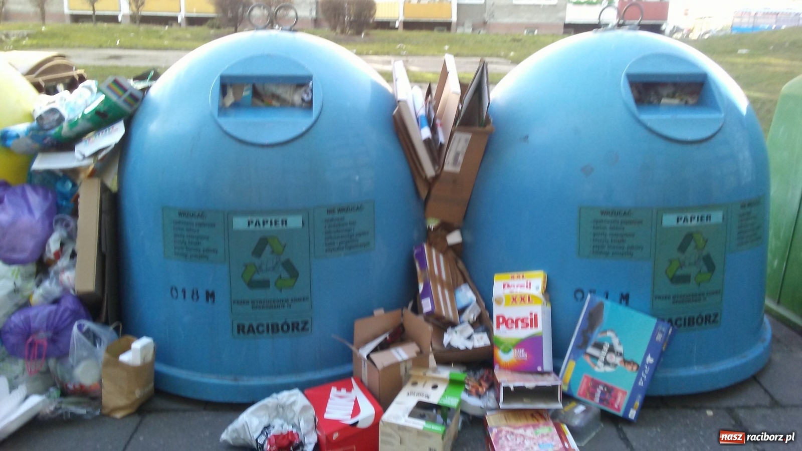 Zdjęcie w galerii na portalu naszraciborz.pl: Niedzielny widok z Katowickiej. System gospodarki odpadami w Raciborzu poważnie szwankuje  wiadomości z regionu