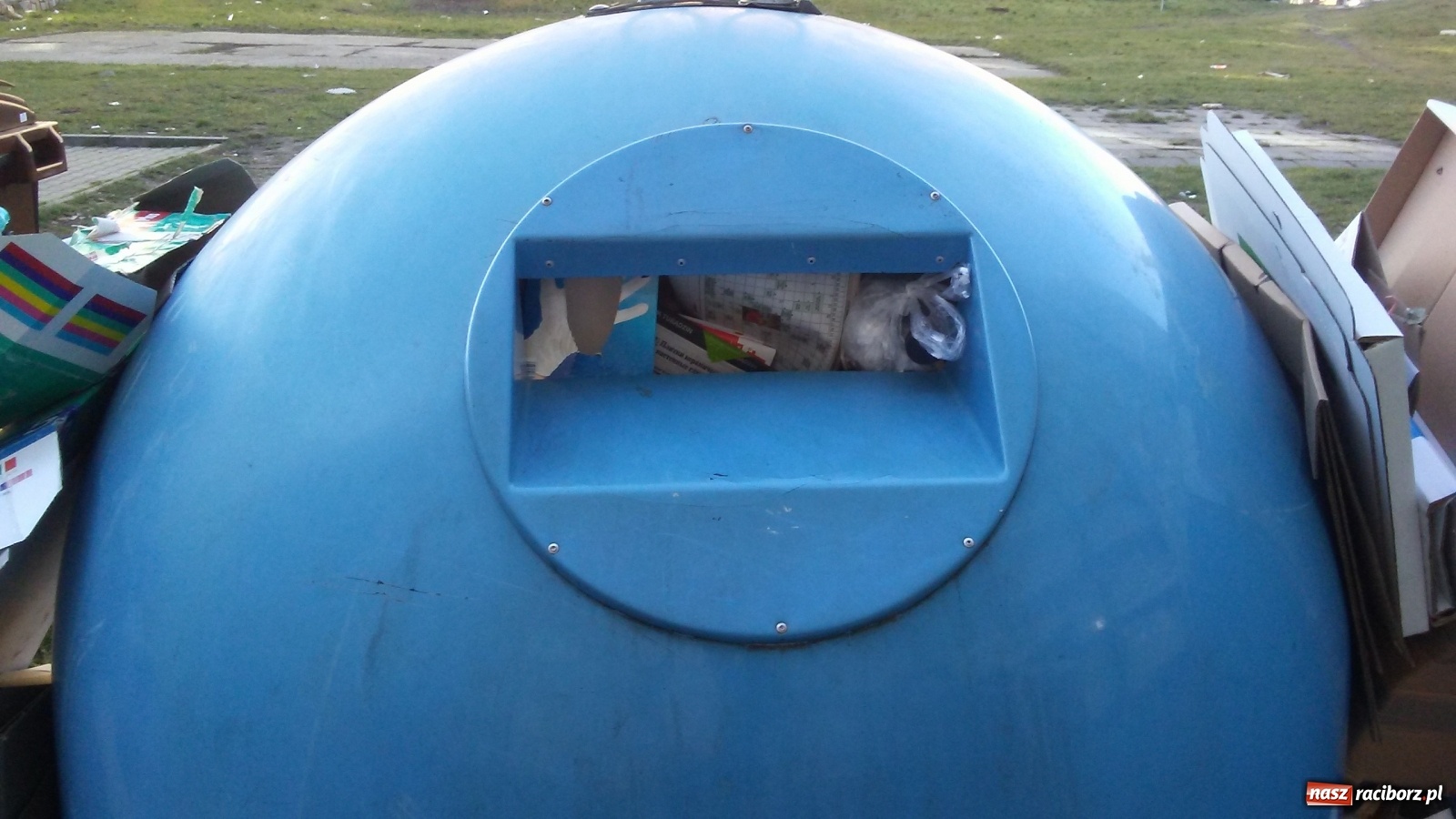 Zdjęcie w galerii na portalu naszraciborz.pl: Niedzielny widok z Katowickiej. System gospodarki odpadami w Raciborzu poważnie szwankuje  wiadomości z regionu