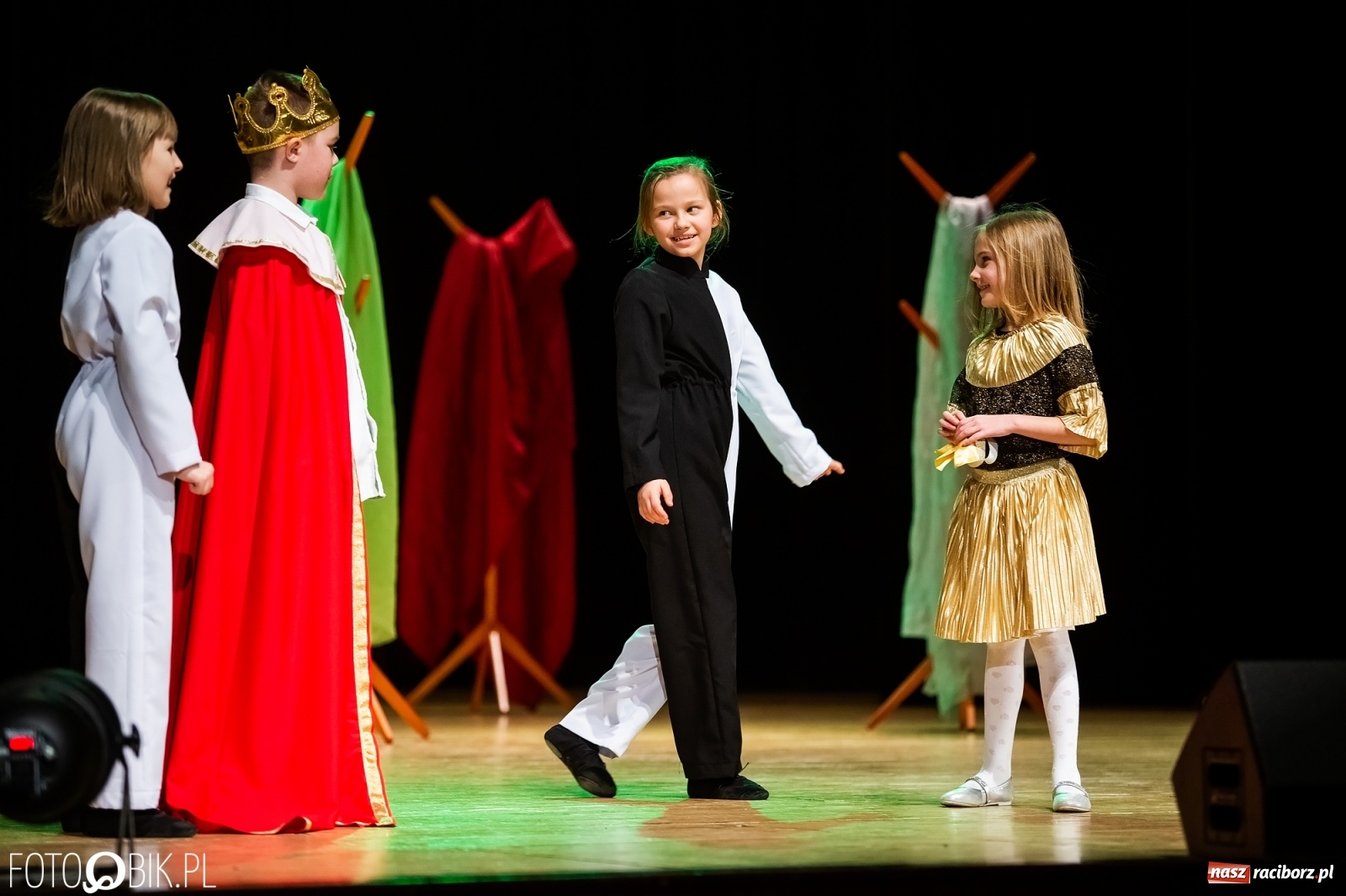Zdjęcie w galerii na portalu naszraciborz.pl: Sen Księżniczki w wykonaniu aktorów Teatru Miodzio i Małe Miodzio wiadomości z regionu