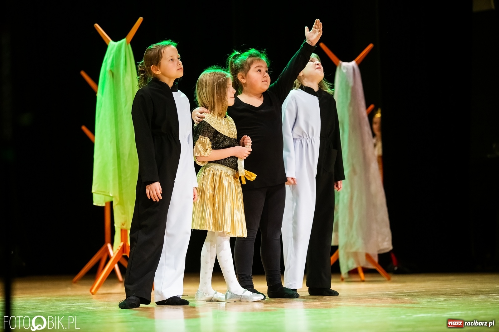 Zdjęcie w galerii na portalu naszraciborz.pl: Sen Księżniczki w wykonaniu aktorów Teatru Miodzio i Małe Miodzio wiadomości z regionu