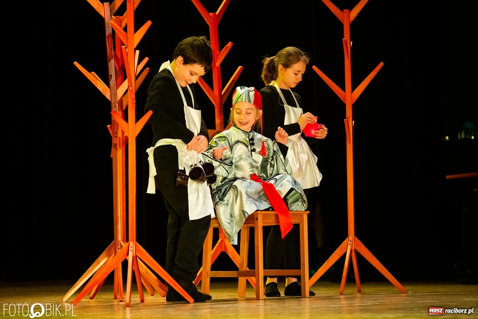 Zdjęcie w galerii na portalu naszraciborz.pl: Sen Księżniczki w wykonaniu aktorów Teatru Miodzio i Małe Miodzio wiadomości z regionu