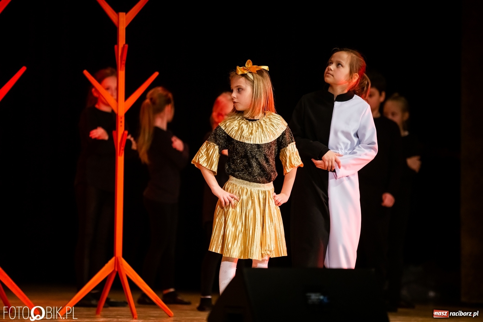 Zdjęcie w galerii na portalu naszraciborz.pl: Sen Księżniczki w wykonaniu aktorów Teatru Miodzio i Małe Miodzio wiadomości z regionu