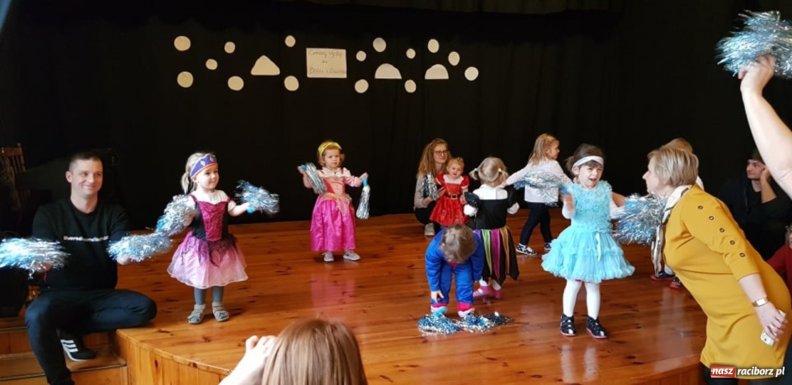 Zdjęcie w galerii na portalu naszraciborz.pl: Zimowy koncert grupy Fiku-miku w RCK wiadomości z regionu