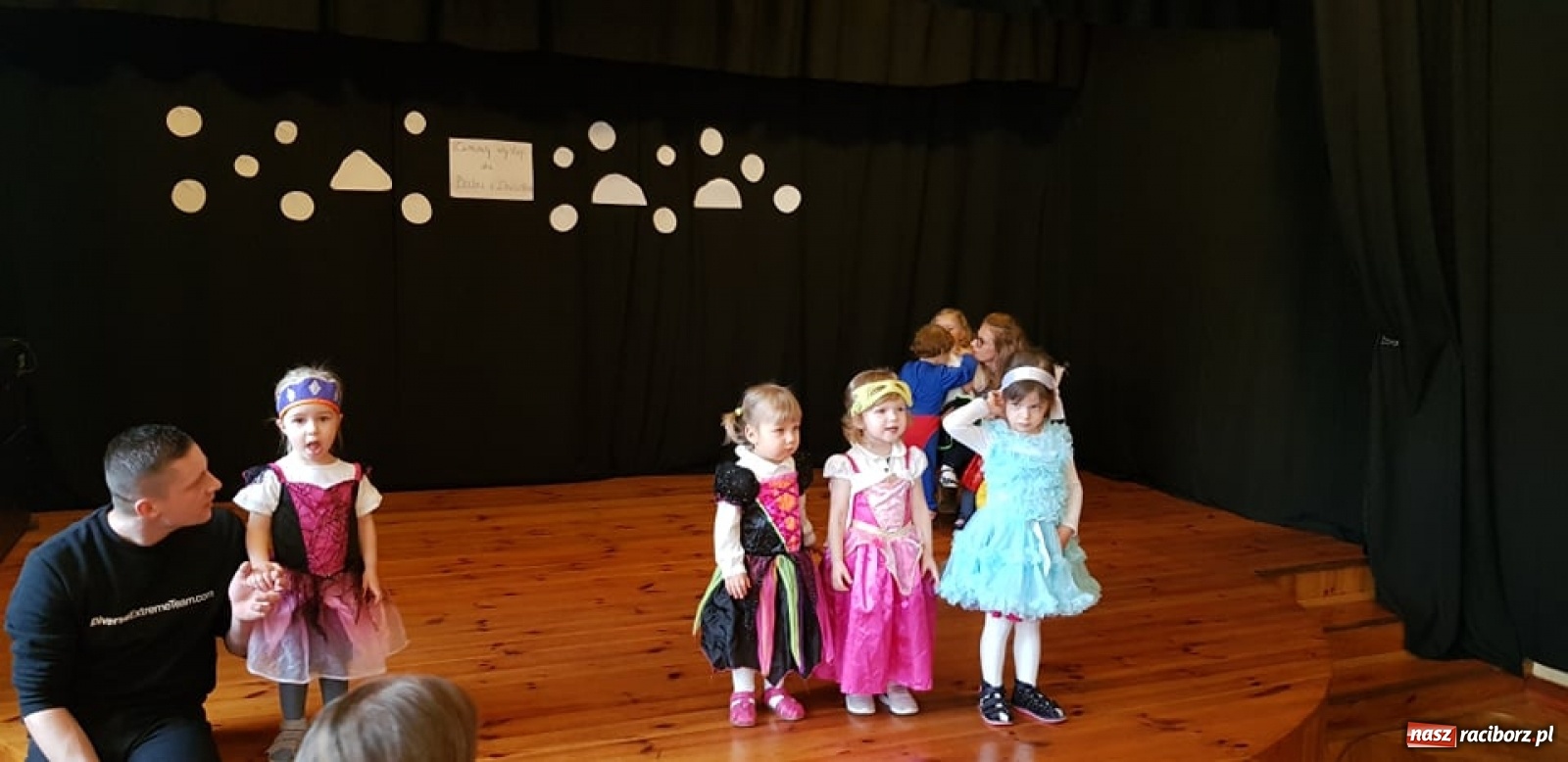 Zdjęcie w galerii na portalu naszraciborz.pl: Zimowy koncert grupy Fiku-miku w RCK wiadomości z regionu