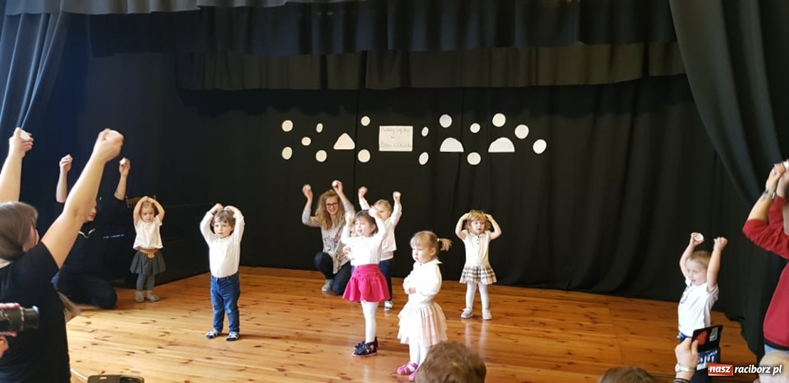 Zdjęcie w galerii na portalu naszraciborz.pl: Zimowy koncert grupy Fiku-miku w RCK wiadomości z regionu