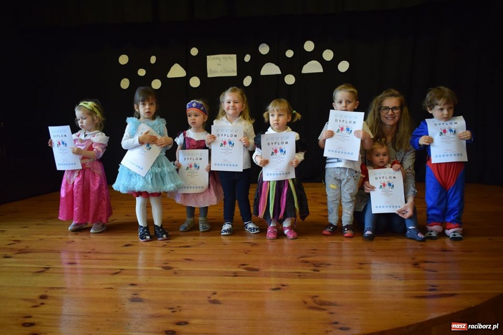 Zdjęcie w galerii na portalu naszraciborz.pl: Zimowy koncert grupy Fiku-miku w RCK wiadomości z regionu