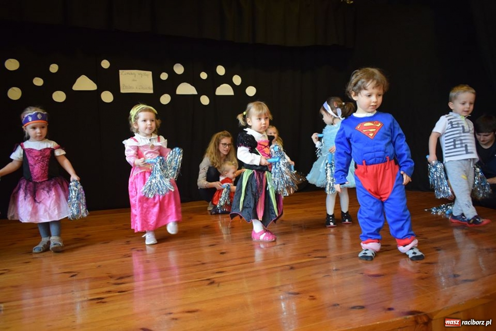 Zdjęcie w galerii na portalu naszraciborz.pl: Zimowy koncert grupy Fiku-miku w RCK wiadomości z regionu