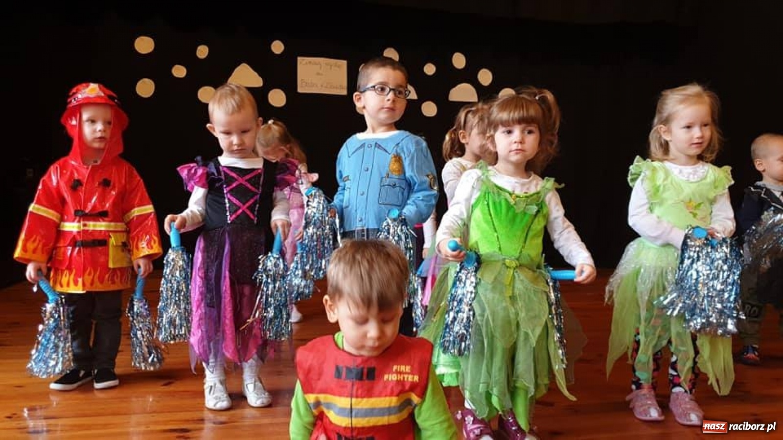 Zdjęcie w galerii na portalu naszraciborz.pl: Zimowy koncert grupy Fiku-miku w RCK wiadomości z regionu