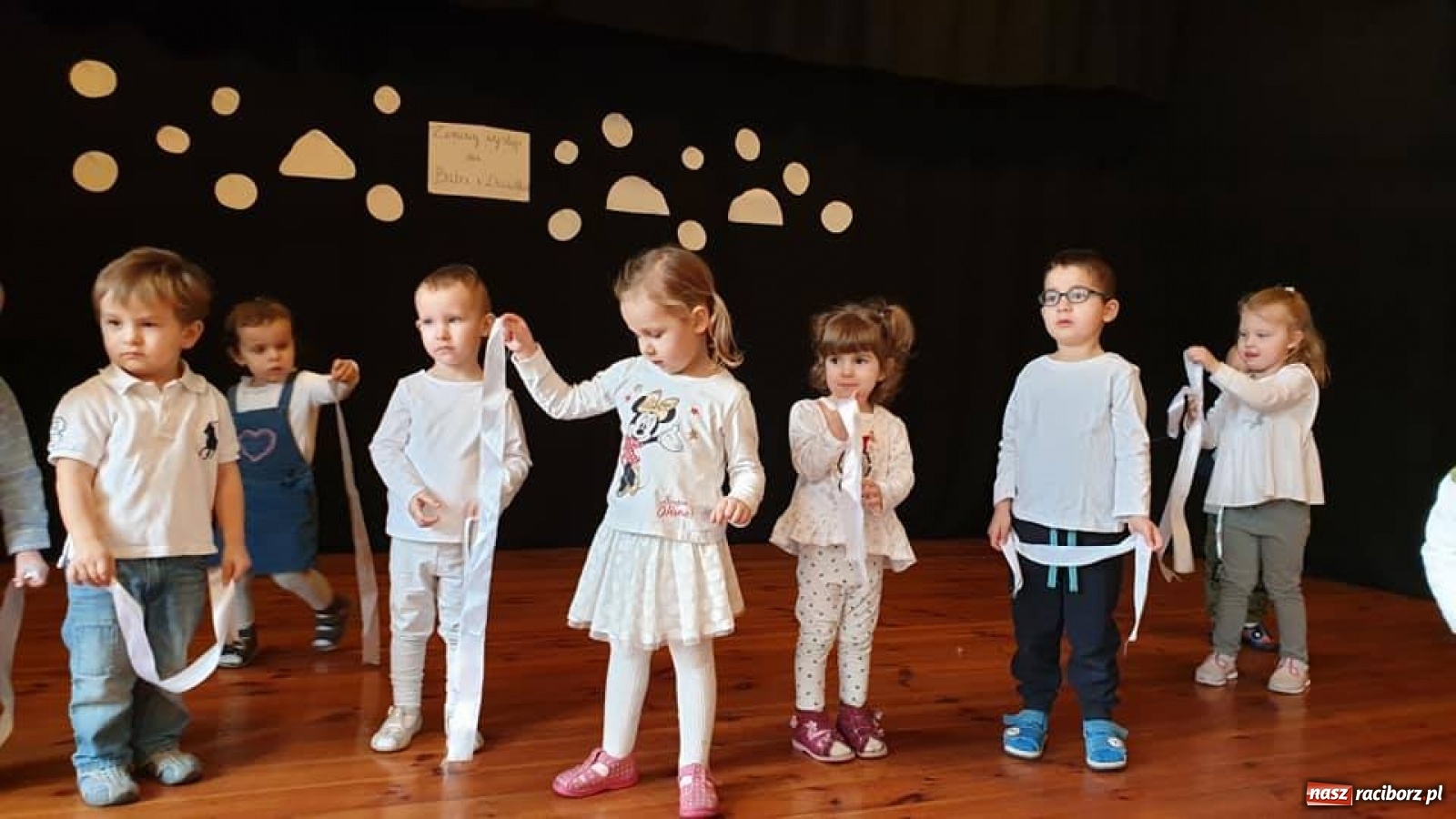 Zdjęcie w galerii na portalu naszraciborz.pl: Zimowy koncert grupy Fiku-miku w RCK wiadomości z regionu