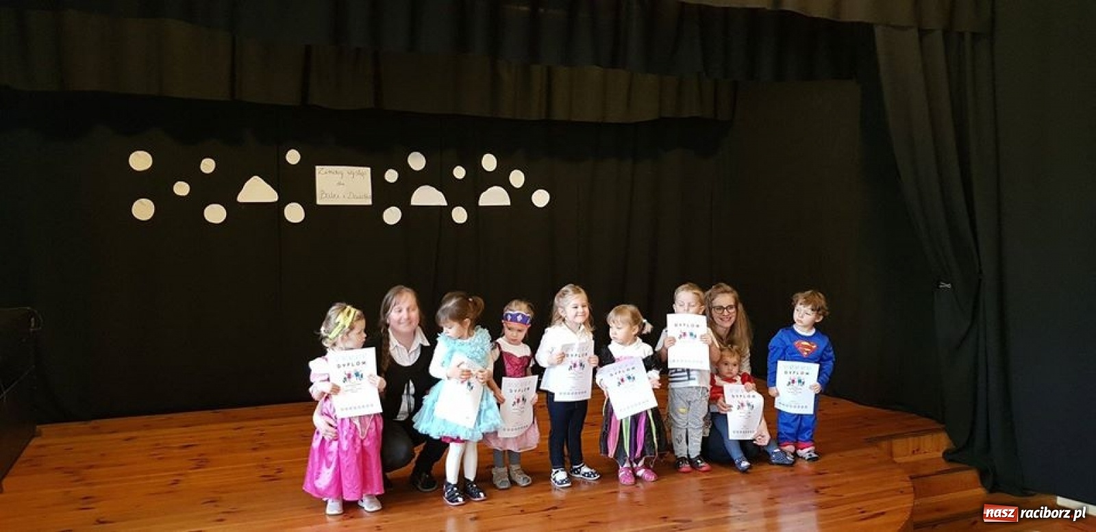 Zdjęcie w galerii na portalu naszraciborz.pl: Zimowy koncert grupy Fiku-miku w RCK wiadomości z regionu