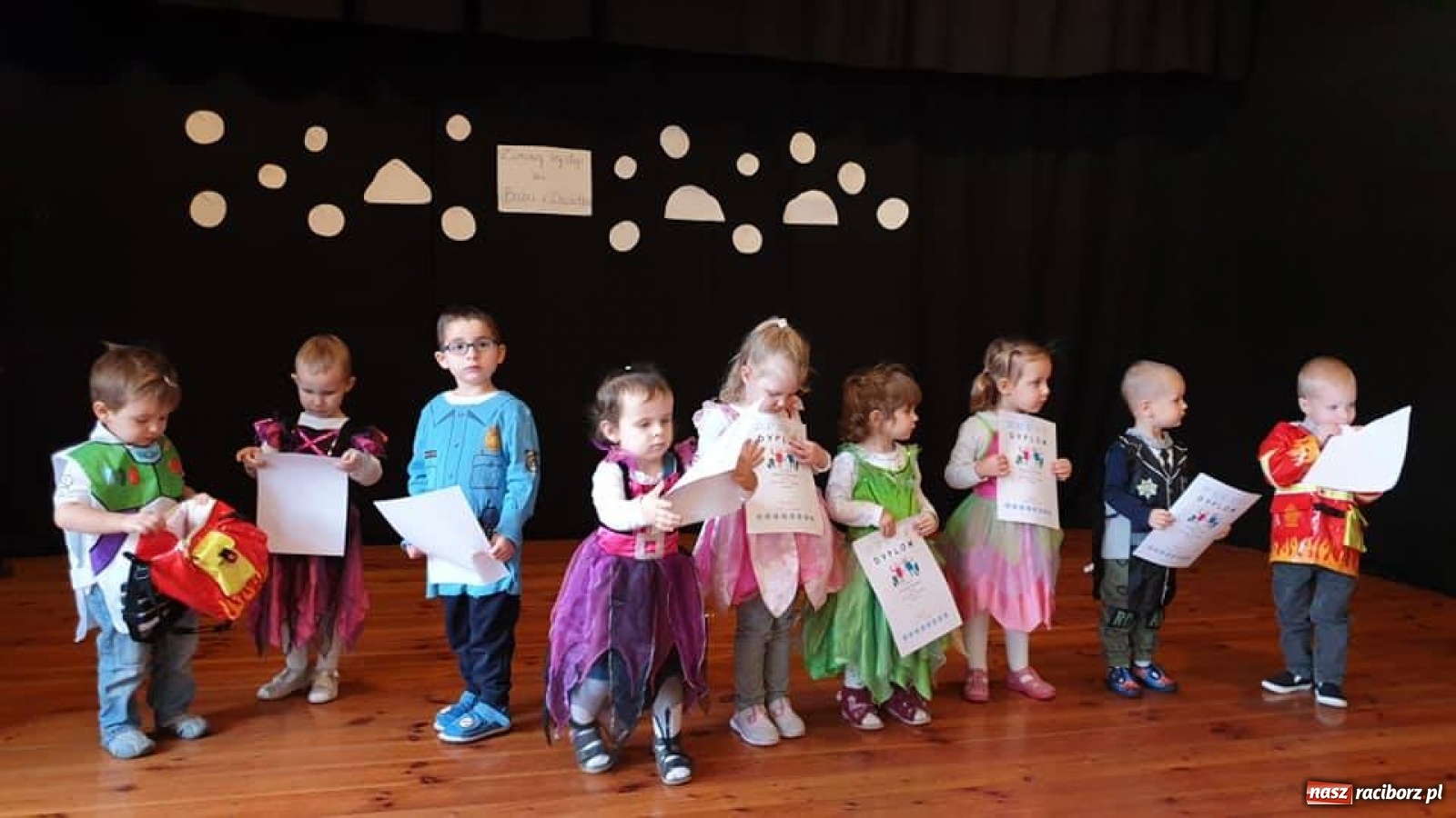 Zdjęcie w galerii na portalu naszraciborz.pl: Zimowy koncert grupy Fiku-miku w RCK wiadomości z regionu