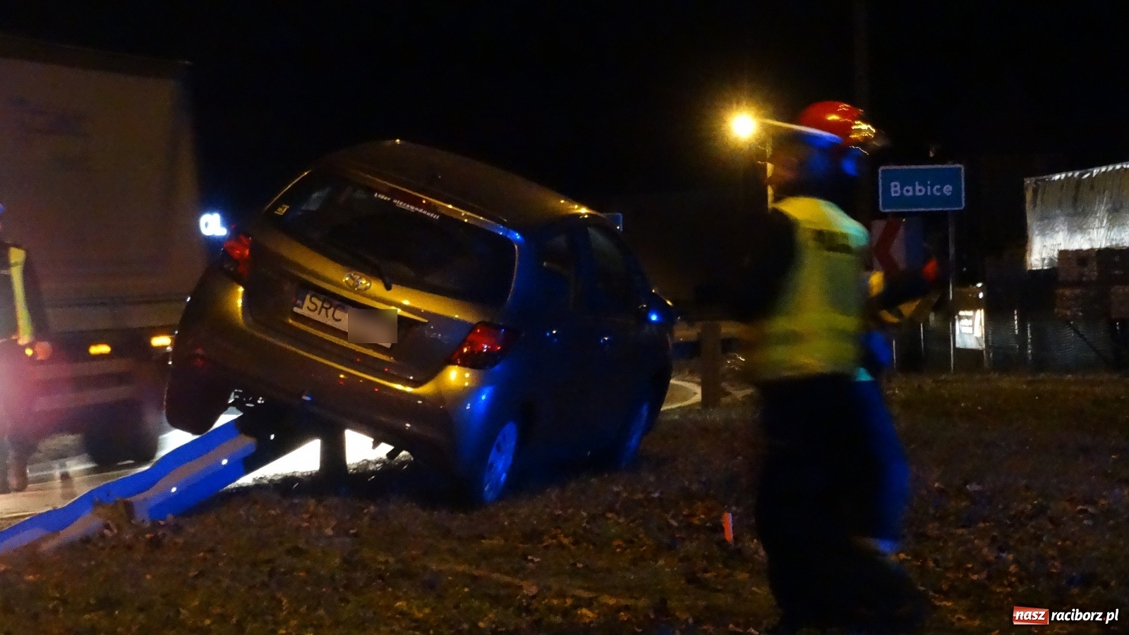 Zdjęcie w galerii na portalu naszraciborz.pl: Droga Racibórz-Rudy. Toyota na barierkach  wiadomości z regionu