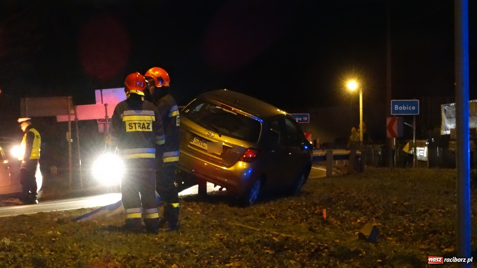 Zdjęcie w galerii na portalu naszraciborz.pl: Droga Racibórz-Rudy. Toyota na barierkach  wiadomości z regionu