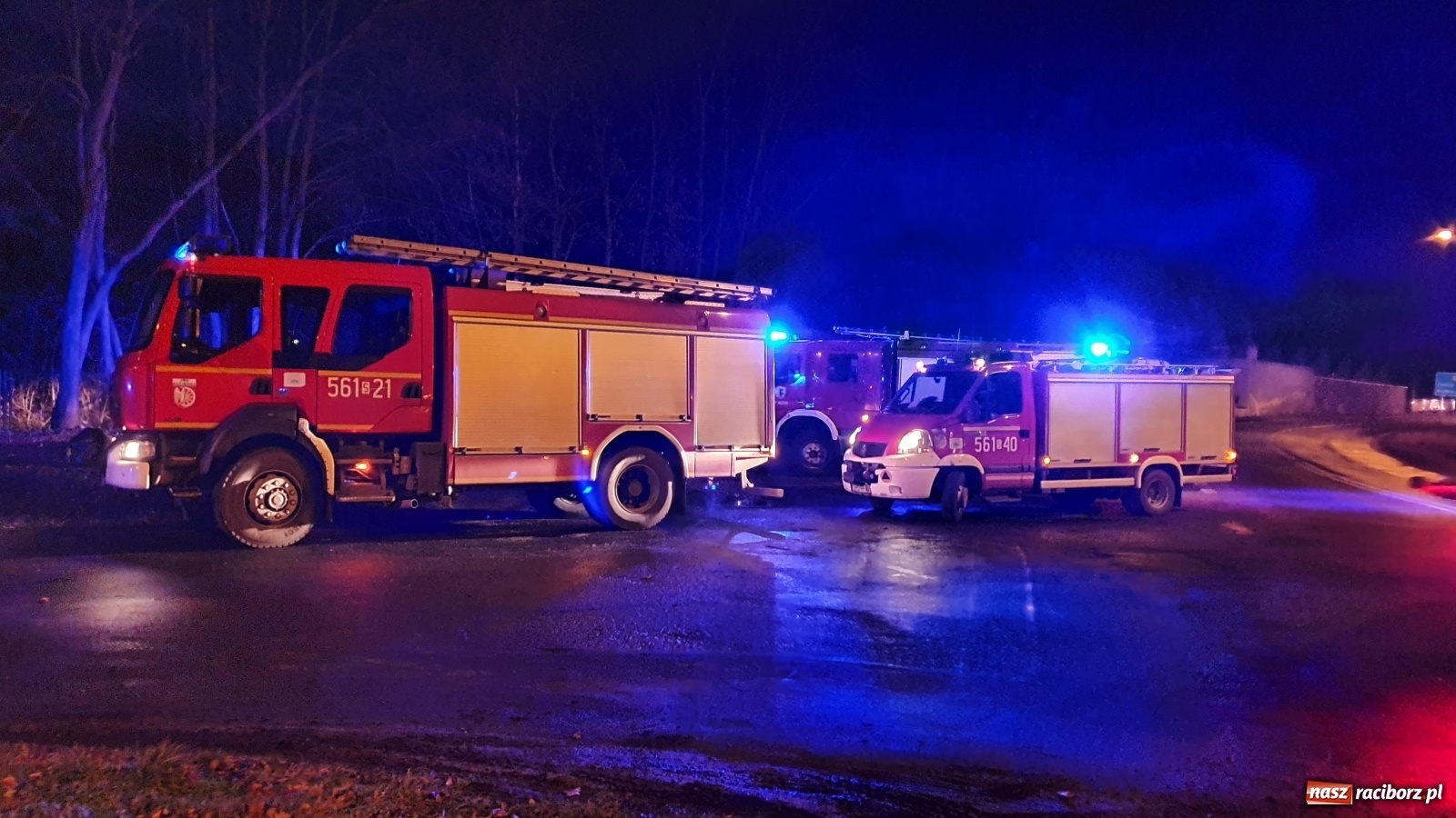 Zdjęcie w galerii na portalu naszraciborz.pl: Droga Racibórz-Rudy. Toyota na barierkach  wiadomości z regionu