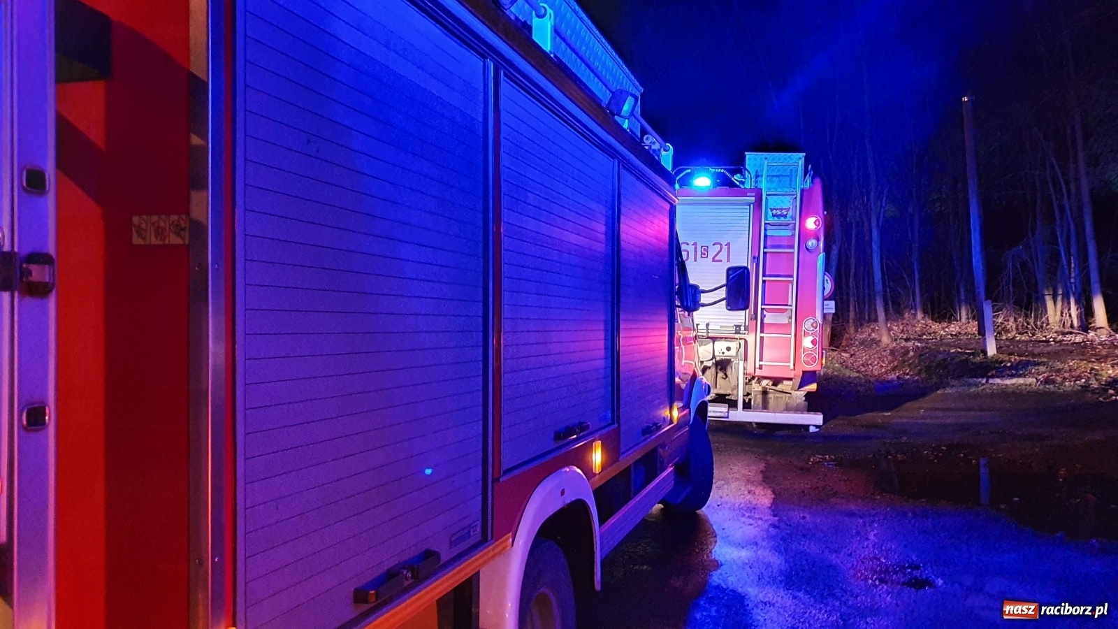 Zdjęcie w galerii na portalu naszraciborz.pl: Droga Racibórz-Rudy. Toyota na barierkach  wiadomości z regionu