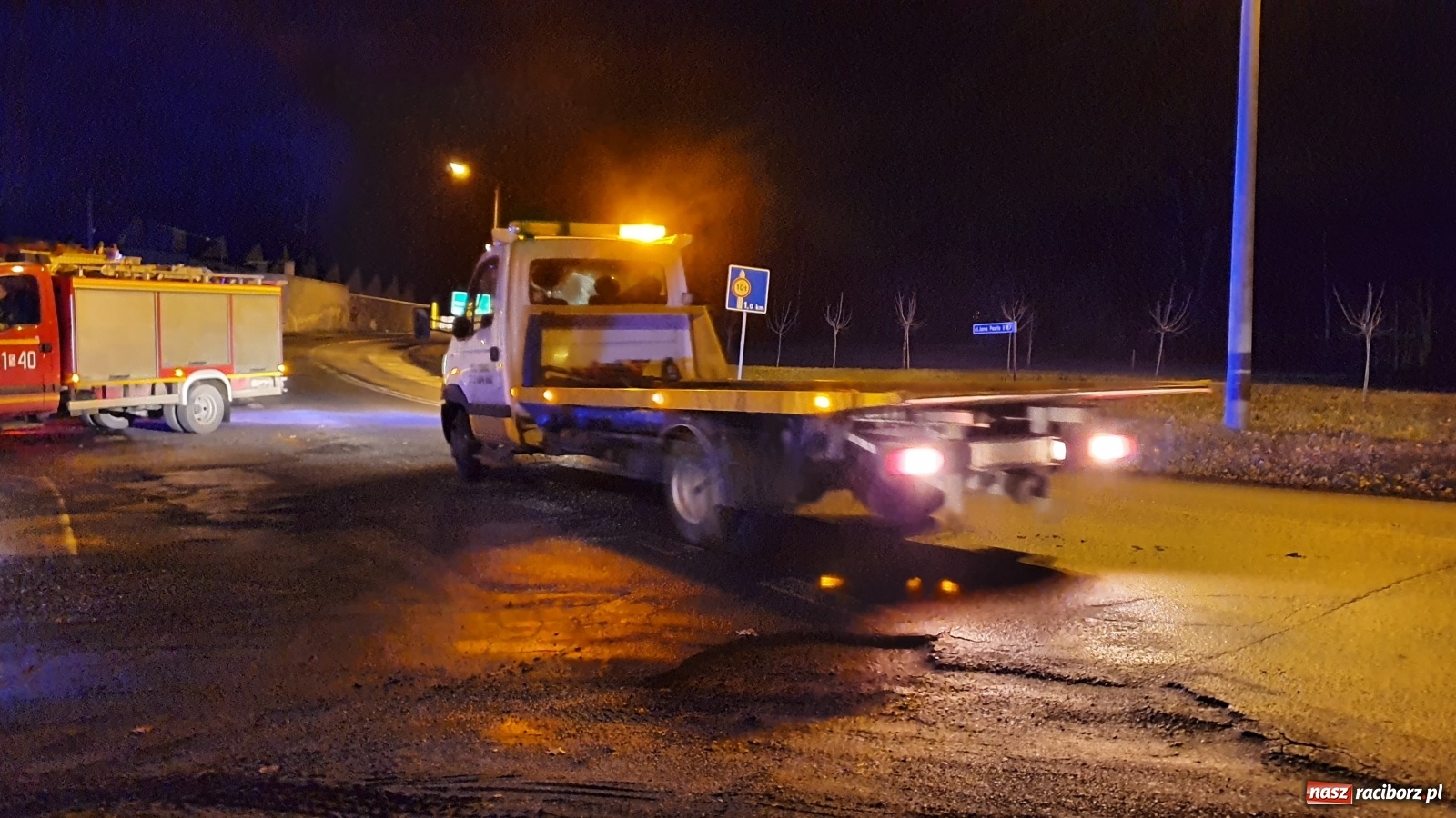 Zdjęcie w galerii na portalu naszraciborz.pl: Droga Racibórz-Rudy. Toyota na barierkach  wiadomości z regionu