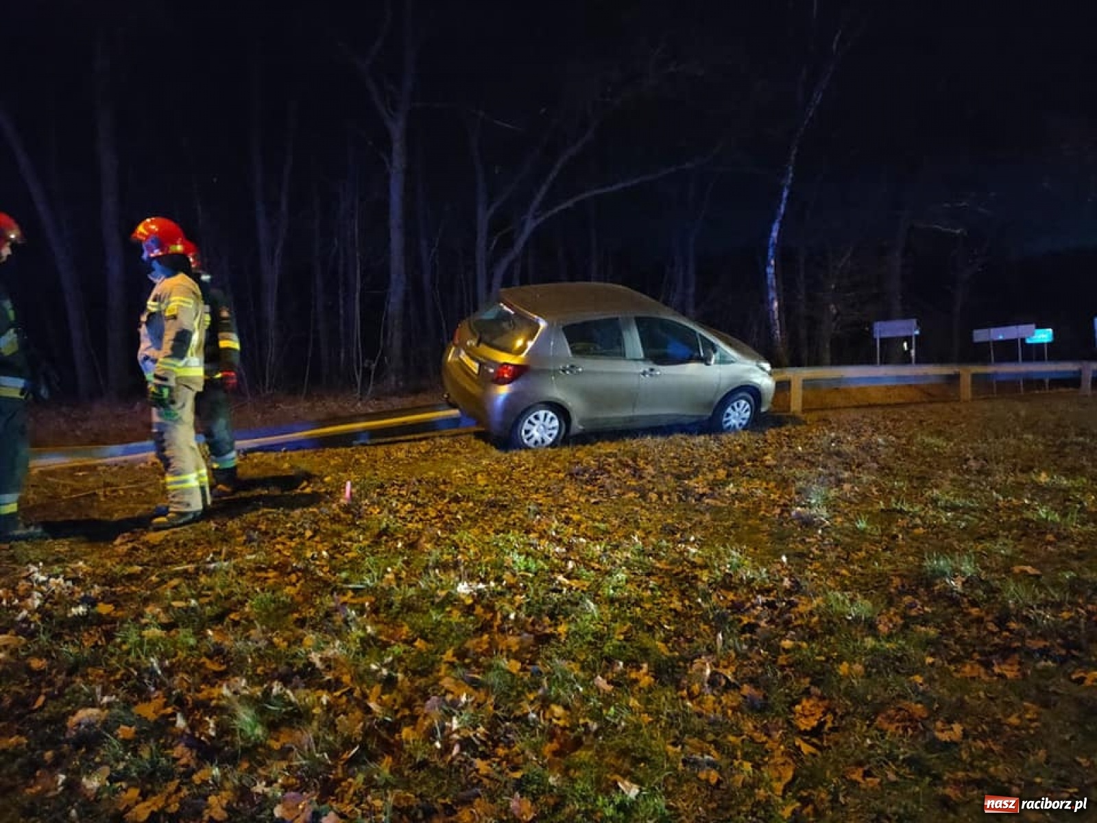 Zdjęcie w galerii na portalu naszraciborz.pl: Droga Racibórz-Rudy. Toyota na barierkach  wiadomości z regionu