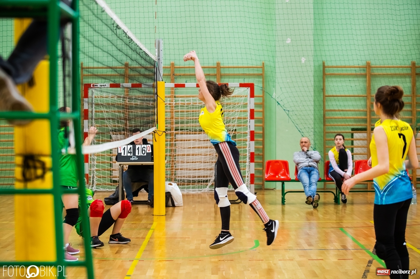 Zdjęcie w galerii na portalu naszraciborz.pl: Miejski Finał Szkół Ponadpodstawowych w Piłce Siatkowej Dziewczyn wiadomości z regionu