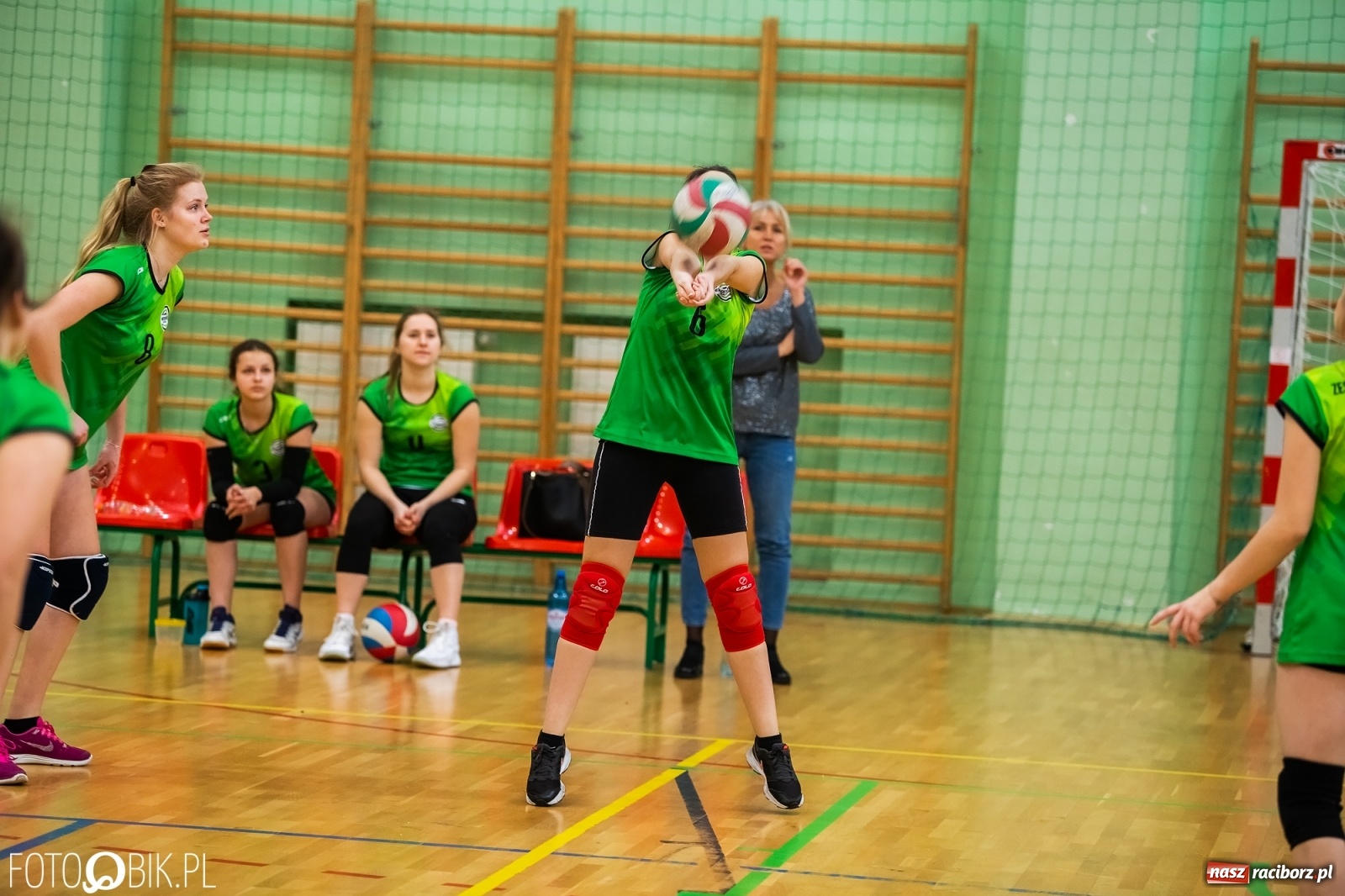 Zdjęcie w galerii na portalu naszraciborz.pl: Miejski Finał Szkół Ponadpodstawowych w Piłce Siatkowej Dziewczyn wiadomości z regionu