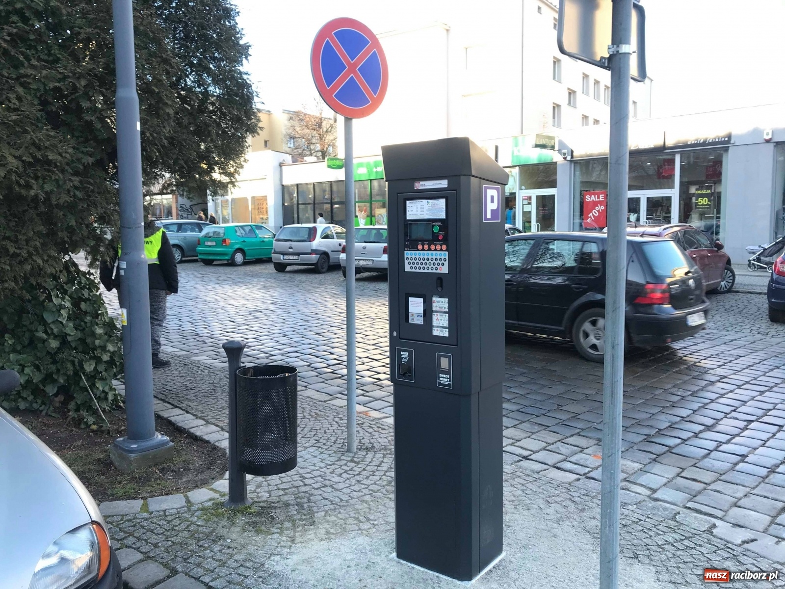 Zdjęcie w galerii na portalu naszraciborz.pl: W Raciborzu na ulicy Odrzańskiej stanęły pierwsze parkometry [FOTO]  wiadomości z regionu