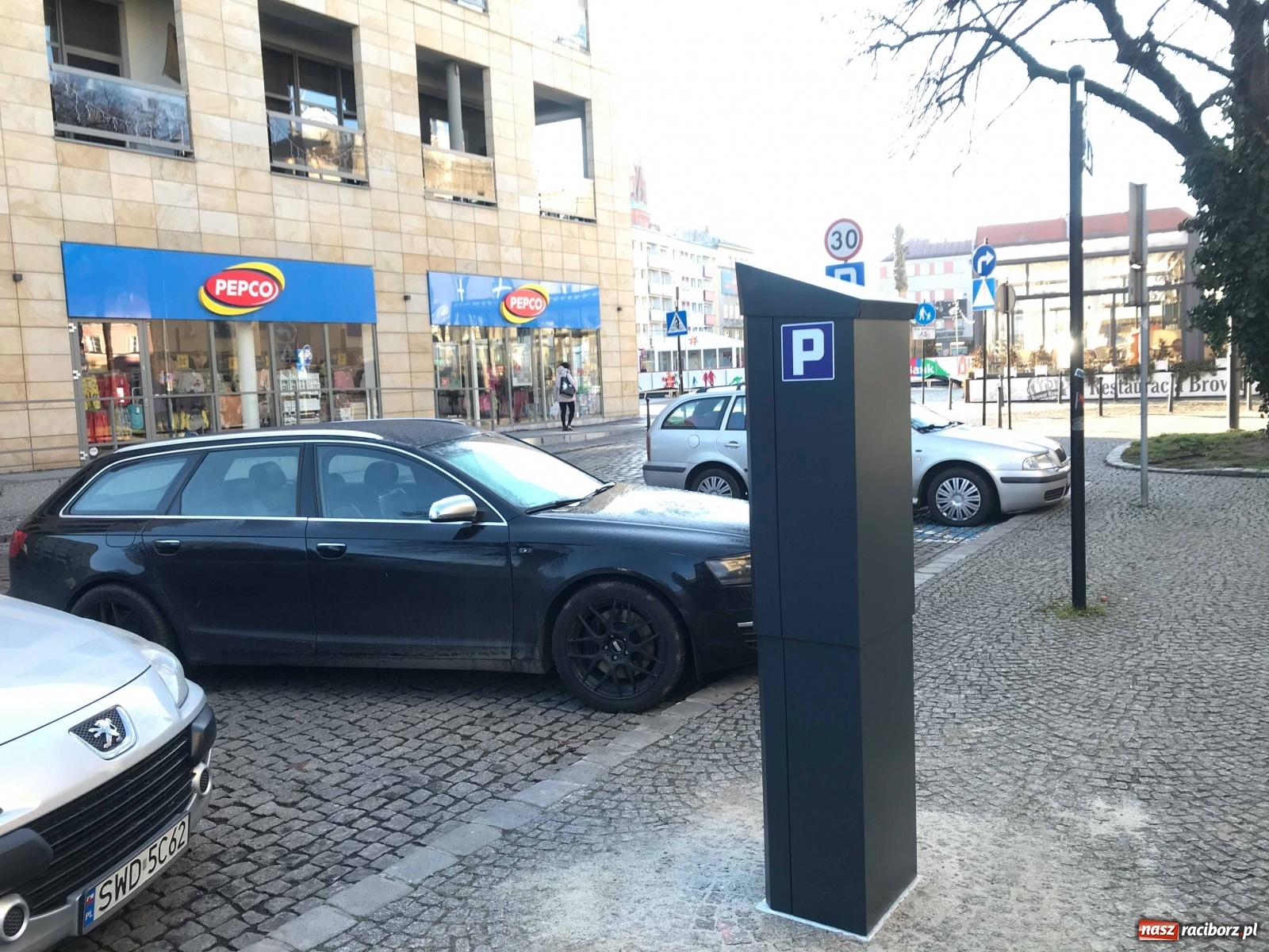 Zdjęcie w galerii na portalu naszraciborz.pl: W Raciborzu na ulicy Odrzańskiej stanęły pierwsze parkometry [FOTO]  wiadomości z regionu