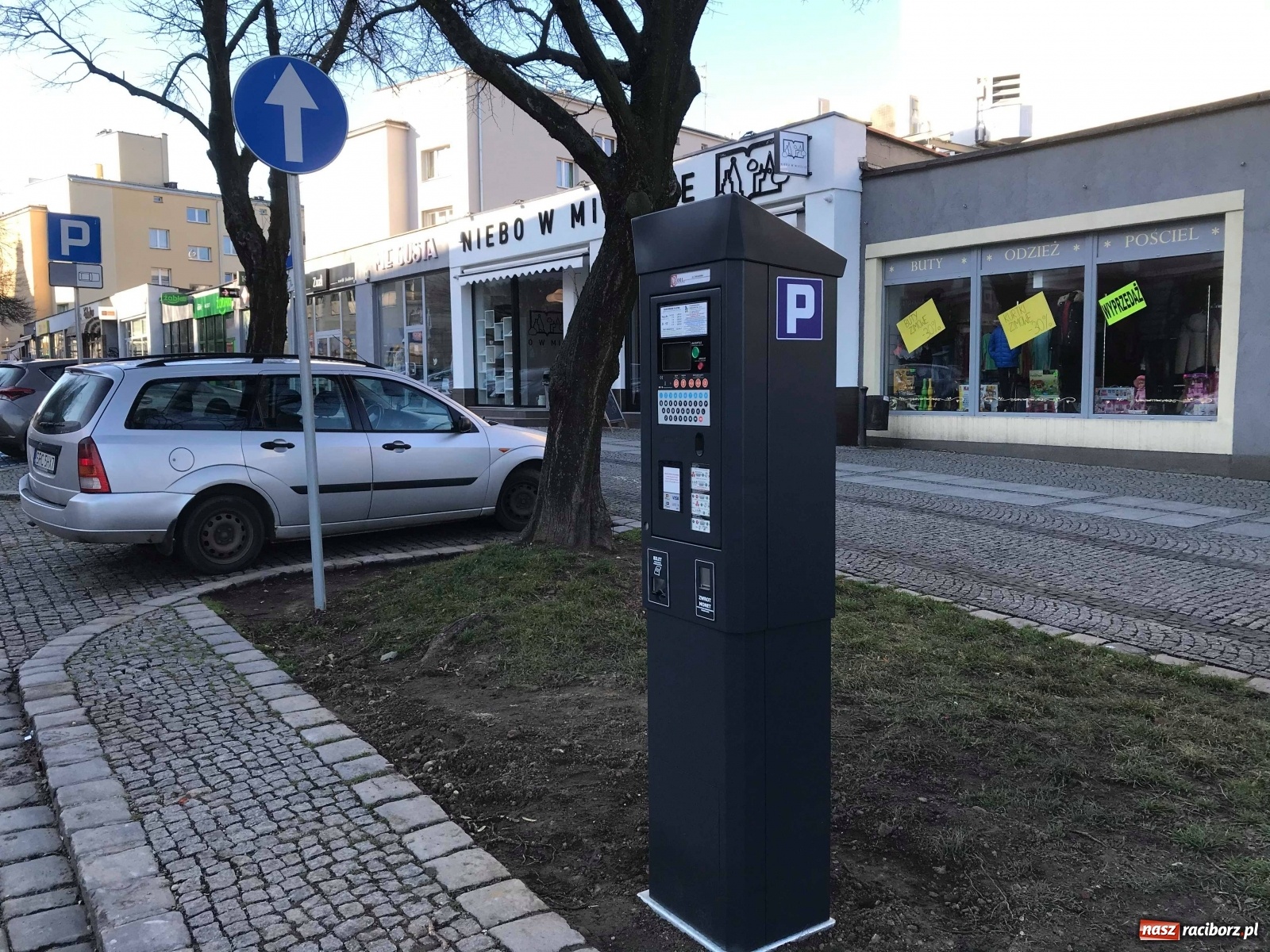 Zdjęcie w galerii na portalu naszraciborz.pl: W Raciborzu na ulicy Odrzańskiej stanęły pierwsze parkometry [FOTO]  wiadomości z regionu