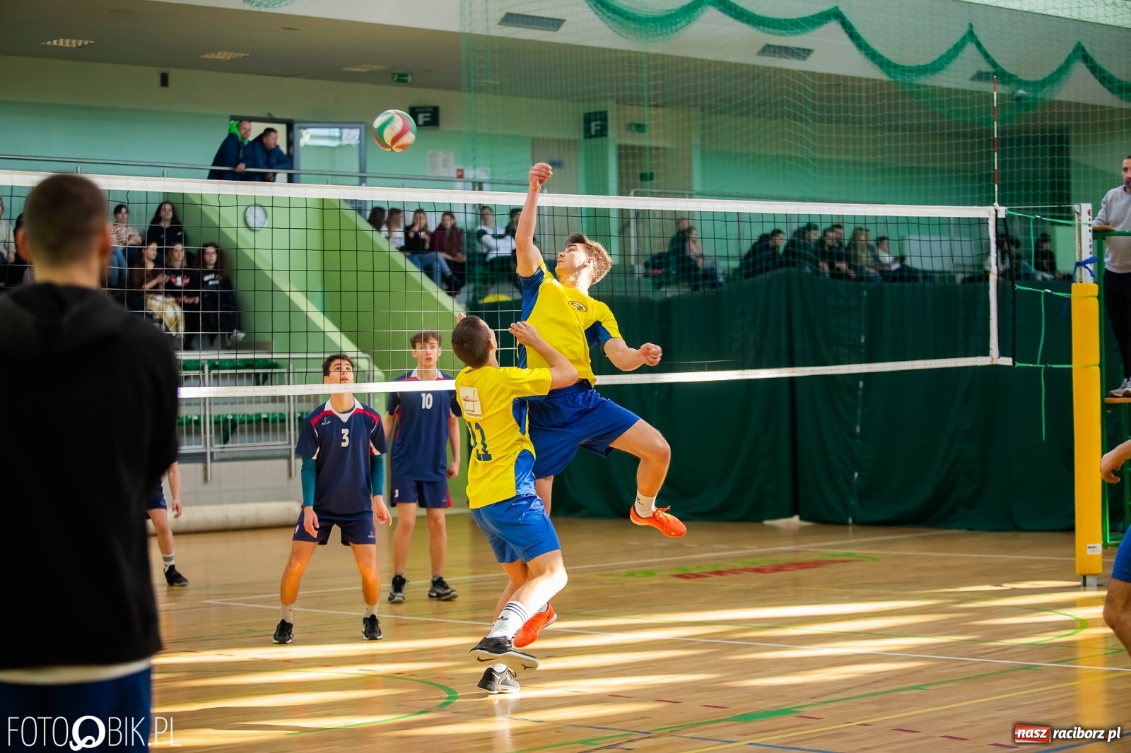 Zdjęcie w galerii na portalu naszraciborz.pl: Finały miejskie w siatkówce chłopców za nami wiadomości z regionu