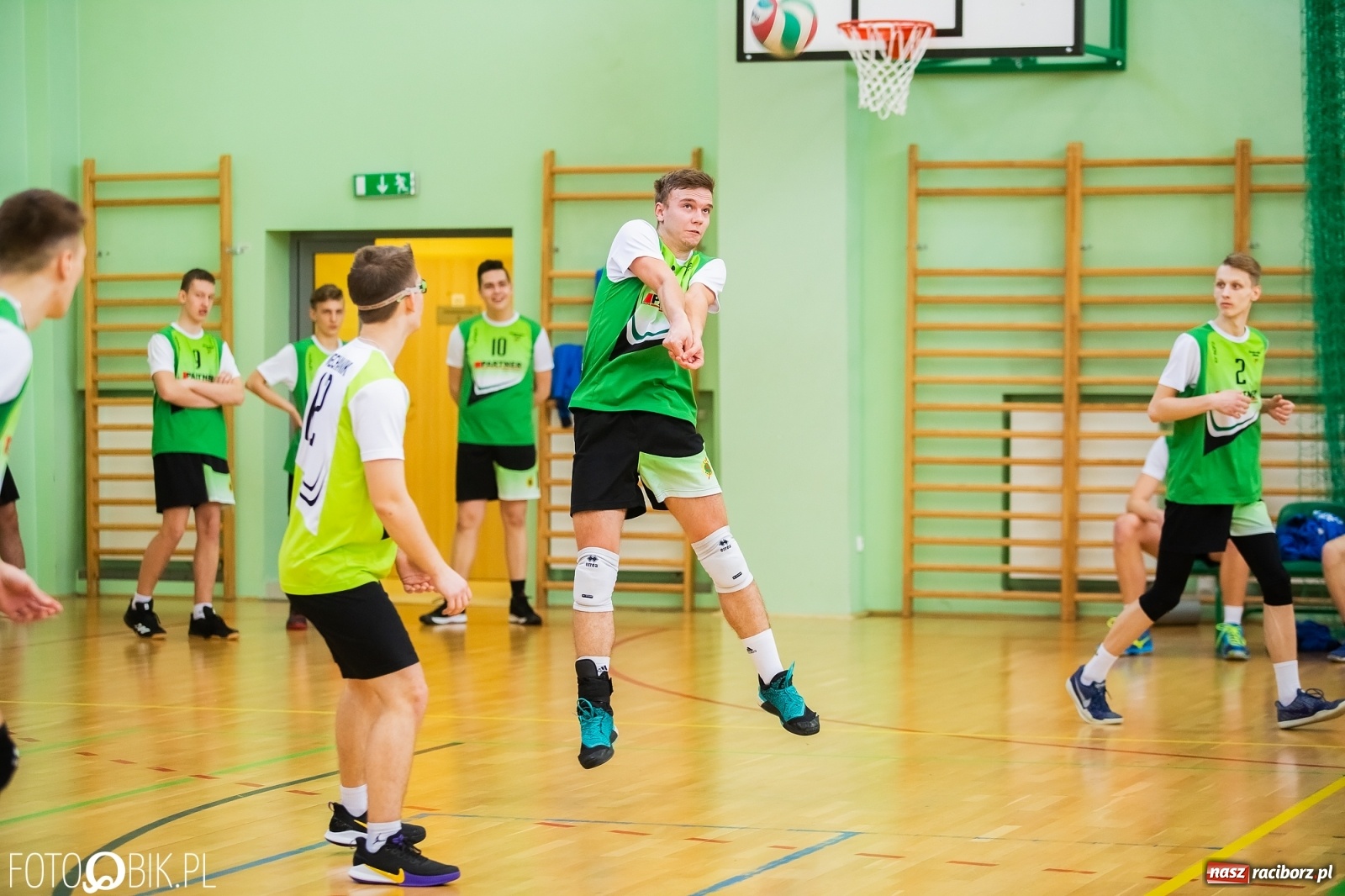 Zdjęcie w galerii na portalu naszraciborz.pl: Finały miejskie w siatkówce chłopców za nami wiadomości z regionu