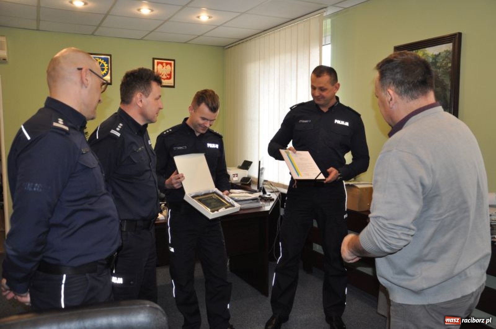 Zdjęcie w galerii na portalu naszraciborz.pl: Komisariat policji w Kuźni Raciborskiej z numerem 1  wiadomości z regionu