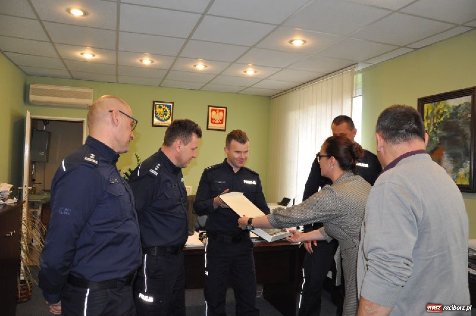 Zdjęcie w galerii na portalu naszraciborz.pl: Komisariat policji w Kuźni Raciborskiej z numerem 1  wiadomości z regionu